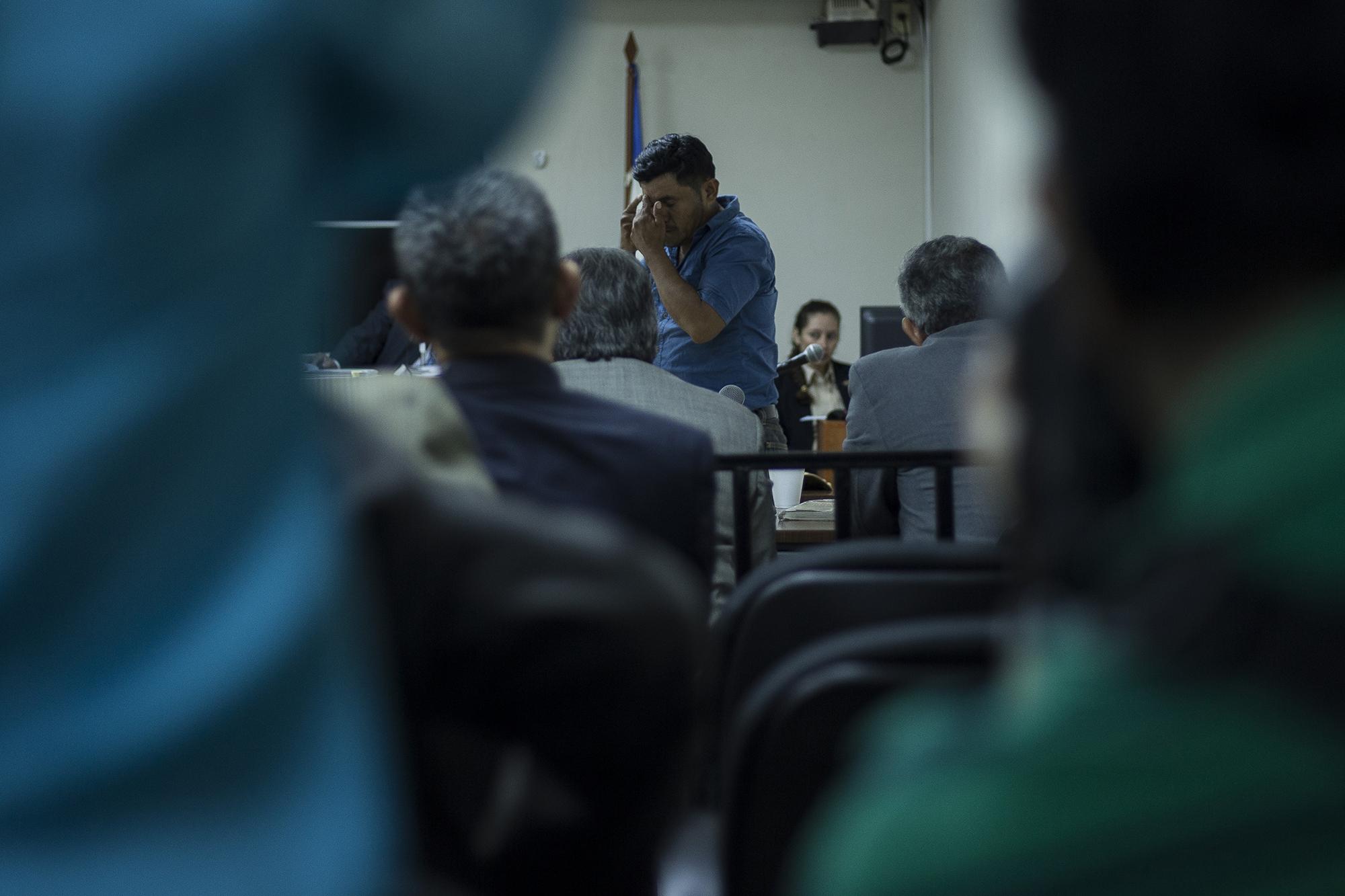 Fidel Pérez Pérez, de 43 años, llora durante una audiencia del juicio por la masacre de El Mozote,  en el juzgado de Primera Instancia de San Francisco Gotera. Foto de El Faro: Víctor Peña.