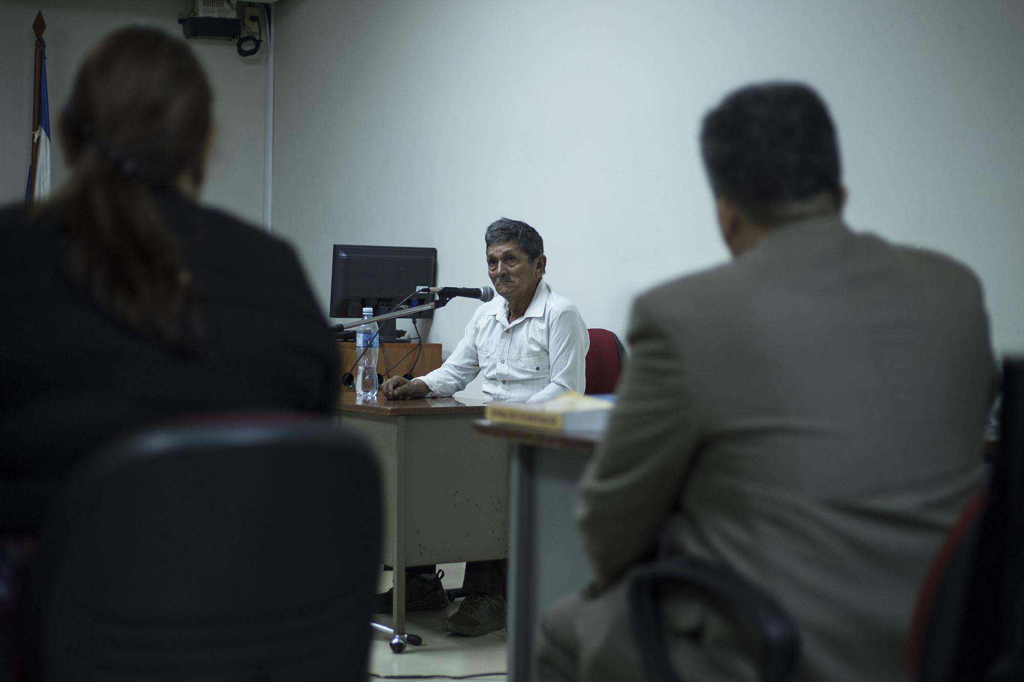 Pedro Ramos, de 68 años, en  la sala de audiencias del Juzgado de Primera Instancia de San Francisco Gotera, en Morazán, durante la audiencia del 10 de agosto. Foto de El Faro: Víctor Peña.