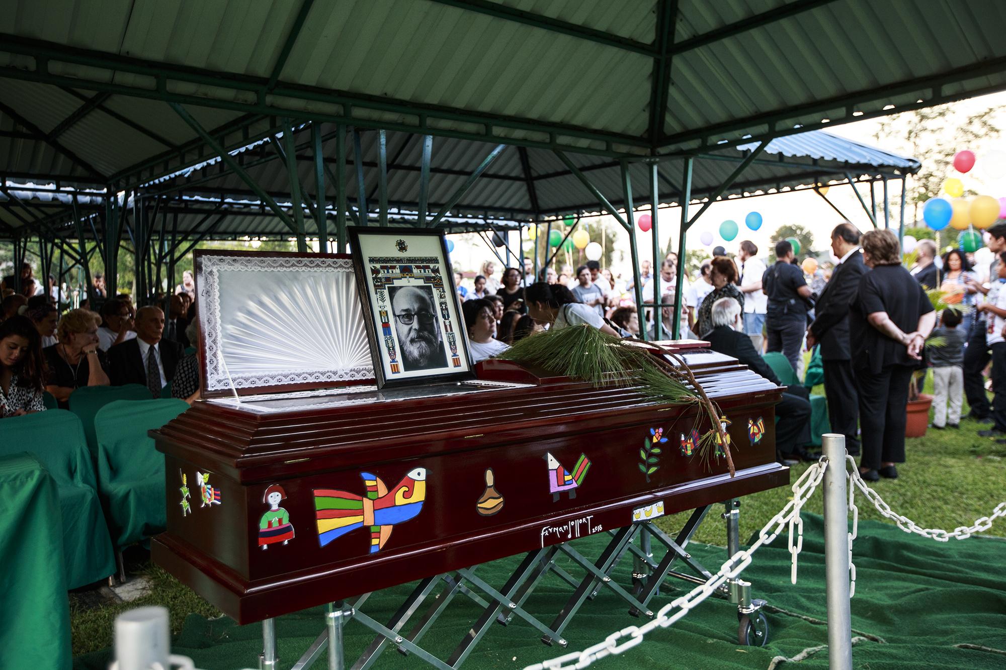 Funeral del artista Fernando Llort en Jardines del Recuerdo. Artesanos que trabajaban con LLort decoraron el ataúd con la misma iconografía creada por el artista. 13 de agosto de 2018. Foto: Fred Ramos