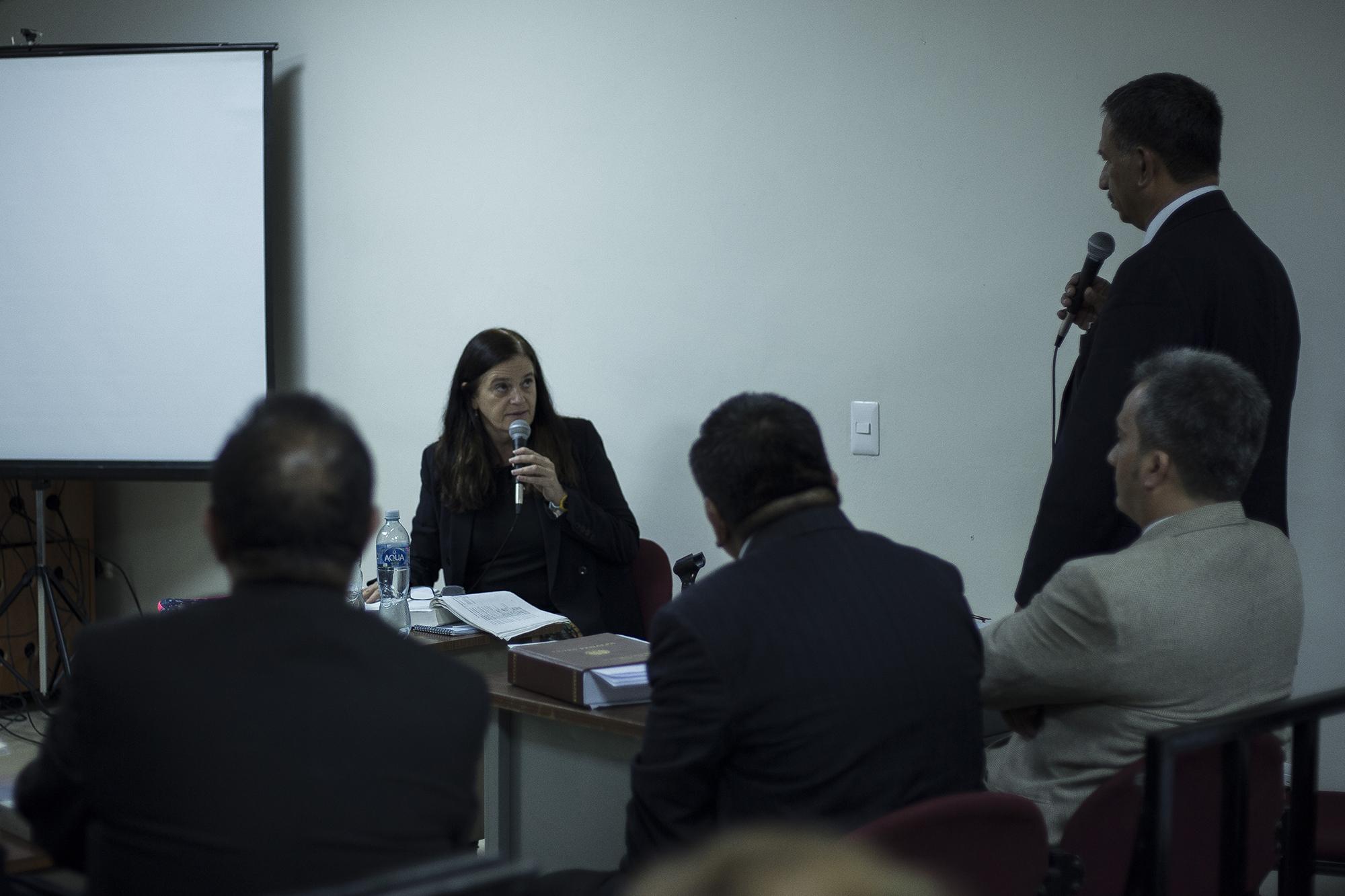 Marcedes Doretti, antropóloga forense argentina, responde a las preguntas del abogado defensor, Rodolfo Garay Pineda, durante las audiencias sobre la Masacre de El Mozote, en el juzgado de San Francisco Gotera. Foto de El Faro: Víctor Peña.