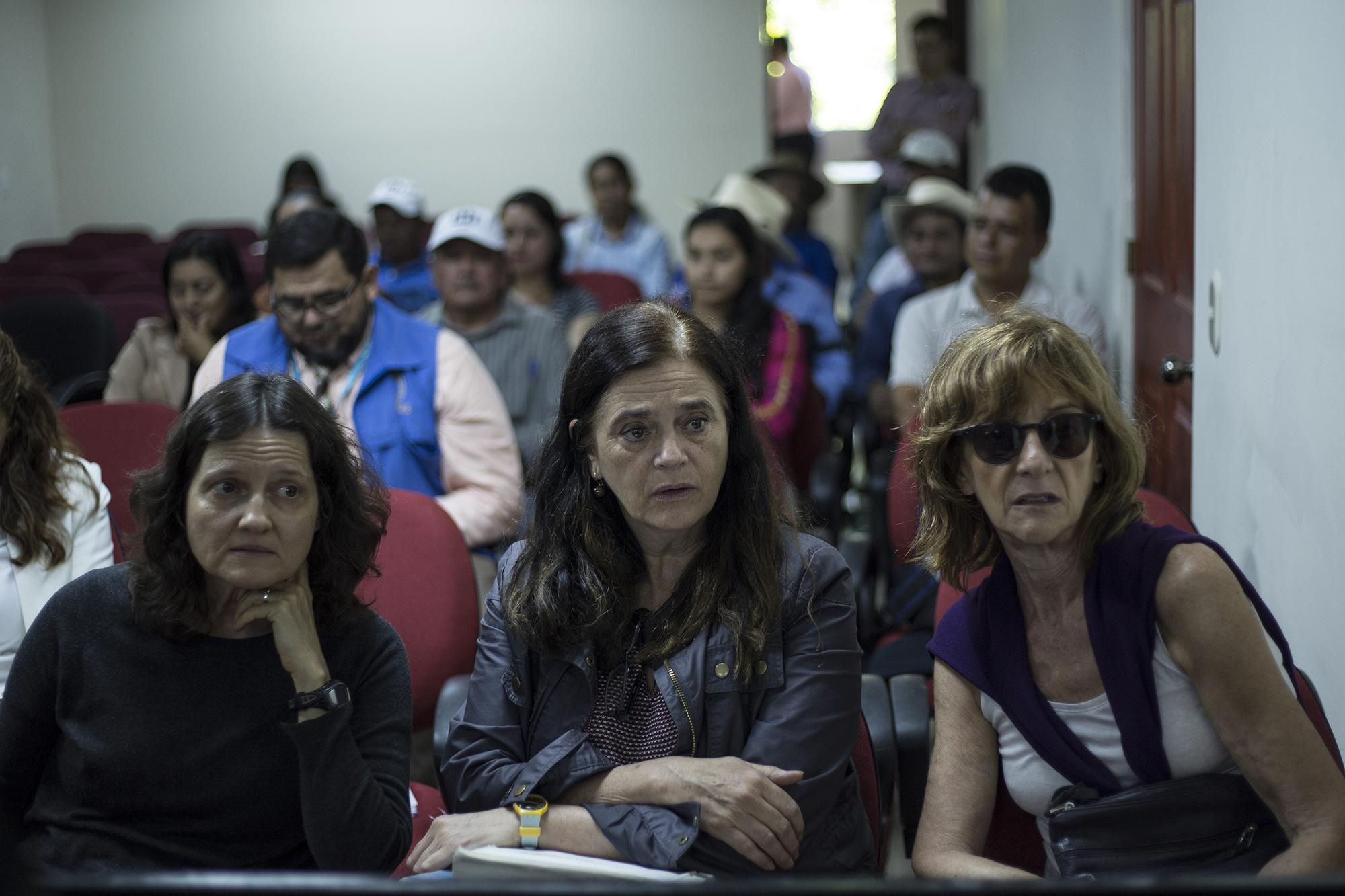 De izquierda a derecha, Silvana Turner, Mercedes Doretti y Patricia Bernardi, antropólogas forenses argentinas. Las tres testificaron en el juzgado de San Francisco Gotera por la masacre de El Mozote. Foto de El Faro: Víctor Peña.