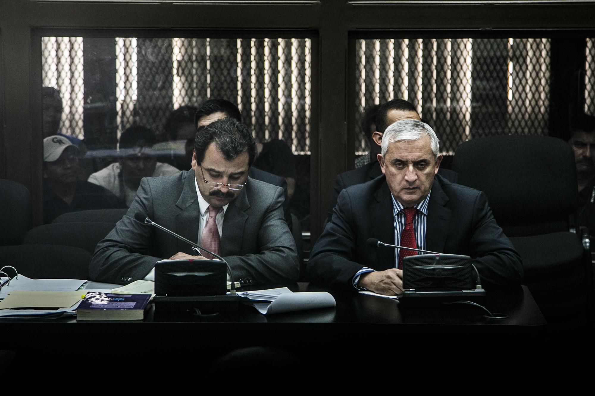 Otto Pérez Molina junto a su defensor, Cesar Calderón, el 3 de septiembre de 2015, el día en el que renunció a la presidencia para enfrentar las acusaciones del Ministerio Público y la Comisión Internacional contra la Impunidad en Guatemala (CICIG). Foto: Fred Ramos