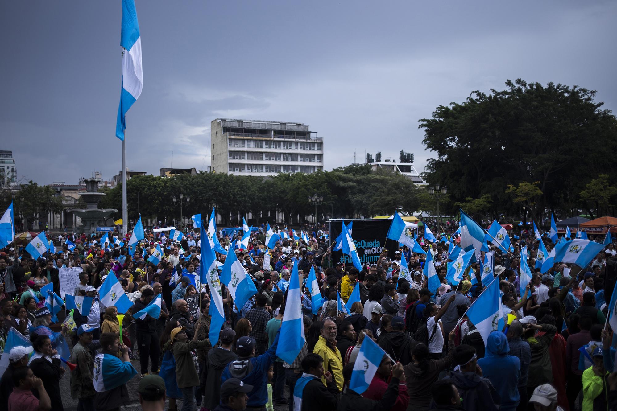 Manifestantes convocados por las organizaciones sociales guatemaltecas, llegaron frente al Palacio Nacional de la Cultura en apoyo al comisionado de la CICIG, Iván Velásquez, a quien el gobierno guatemalteco le ha prohibido el ingreso a su territorio. Foto de El Faro, por Víctor Peña.