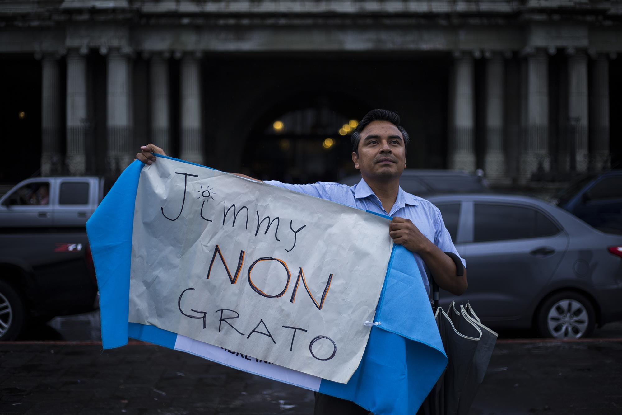 Marco Morales, de 40 años, llegó a plantarse solitario frente al Palacio Nacional de la Cultura, unas horas después que se diera a conocer la prohibición de entrada del comisionado de la CICIG, Iván Velásquez a territorio guatemalteco, en septiembre de 2018. Desde entonces, el Gobierno ha impulsado una serie de medidas para frenar la labor de la Cicig, sin embargo, el MP y la Corte de Constitucionalidad han frenado esa ofensiva a favor de la corrupción. Foto de El Faro, por Víctor Peña.