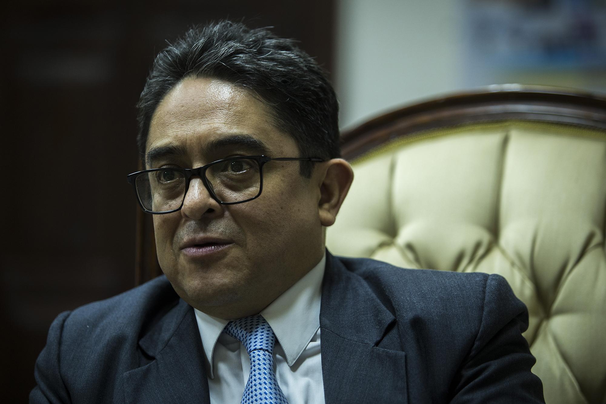 En una entrevista con El Faro en 2019, Rodas interpreta que fuerzas oscuras de la política guatemalteca quieren procesar penalmente a los funcionarios que, como él, no comulgan con el entonces presidente Jimmy Morales. Foto de El Faro, por Víctor Peña.