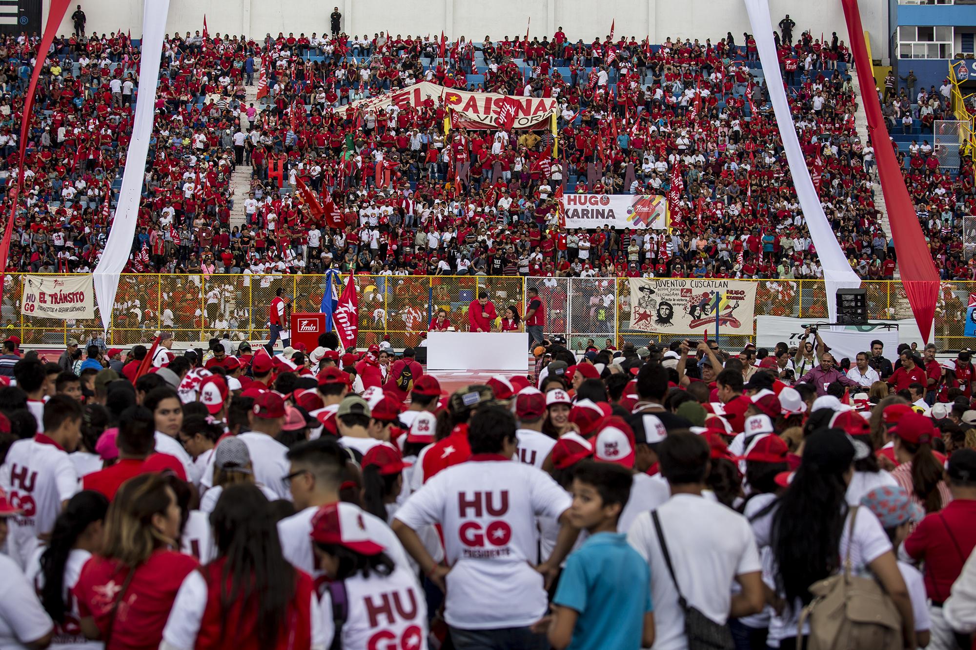 Militantes del partido FMLN escuchan la intervención del secretario general, Medardo González. Foto Fred Ramos (El Faro).