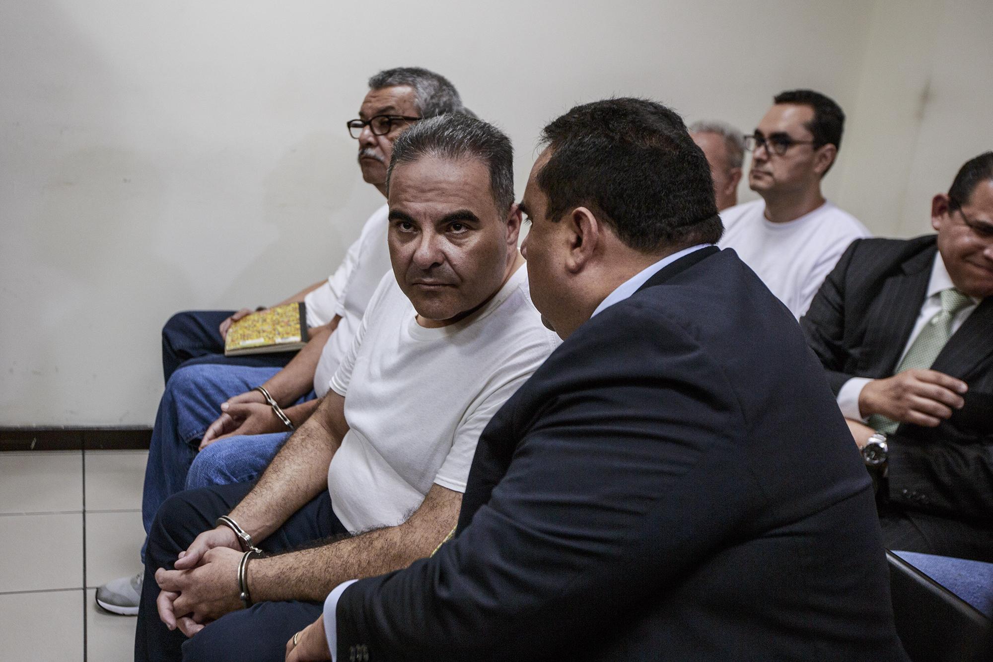 El expresidente Saca escucha a su abogado Mario Machado minutos antes ser condenado a 10 años de cárcel. 12 de septiembre de 2018. Foto: Fred Ramos