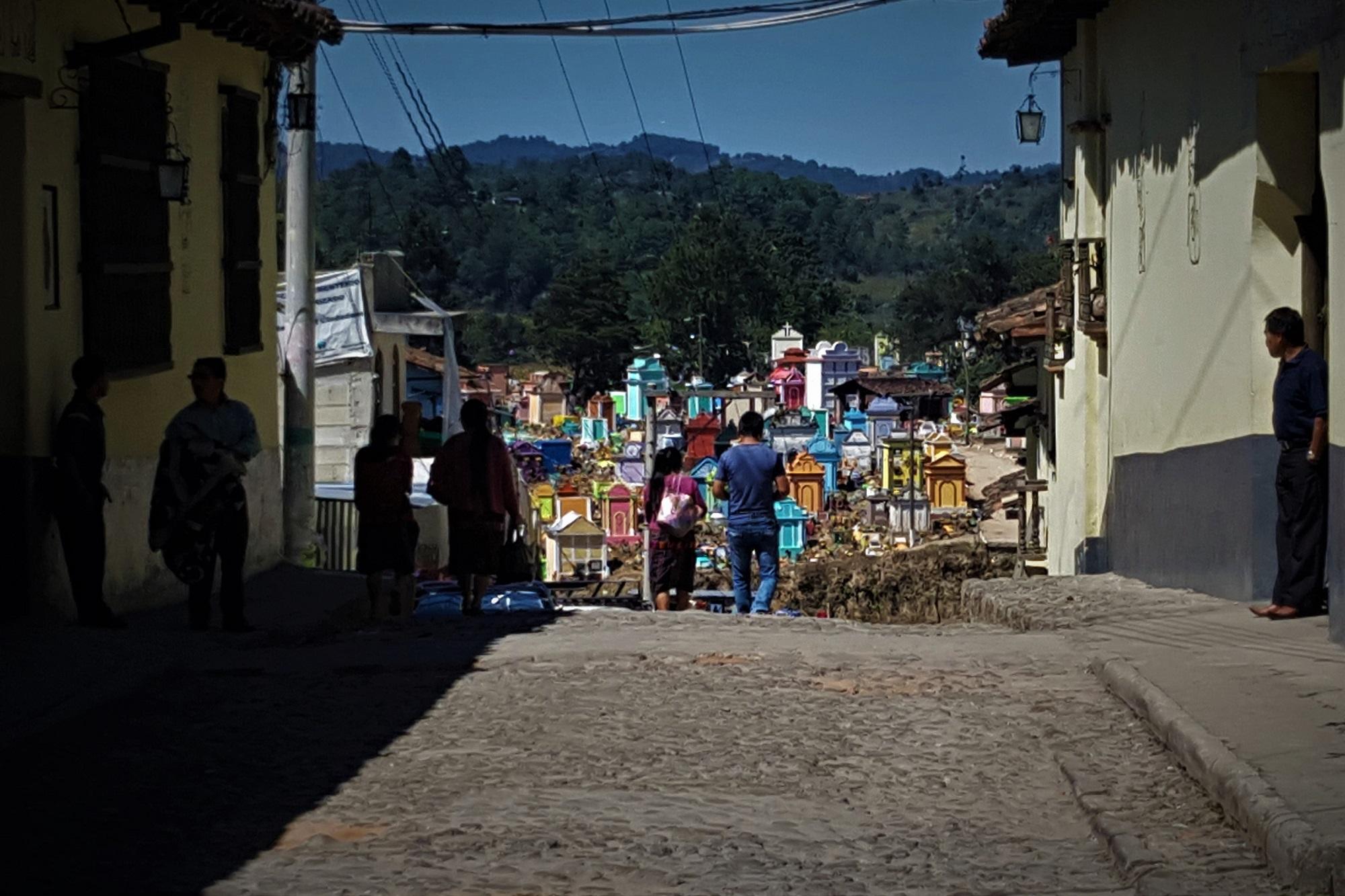 Imagen de la 8.ª calle de Chichicastenango, la que va desde la iglesia de Santo Tomás hasta el cementerio municipal, separados por 400 metros. Foto Roberto Valencia (El Faro).