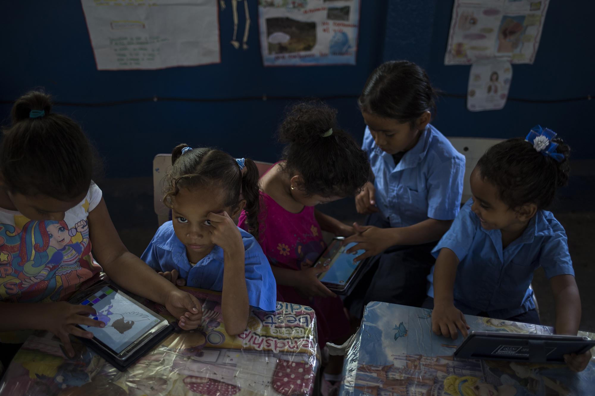 En el centro escolar de la isla Perico se imparte hasta sexto grado. Es frecuente que los jóvenes, al salir del sexto grado, dejen los estudios y se dediquen a la pesca. Para ellos es una dificultad transportarse a municipios como San Alejo y La Unión. Foto de El Faro, por Víctor Peña.