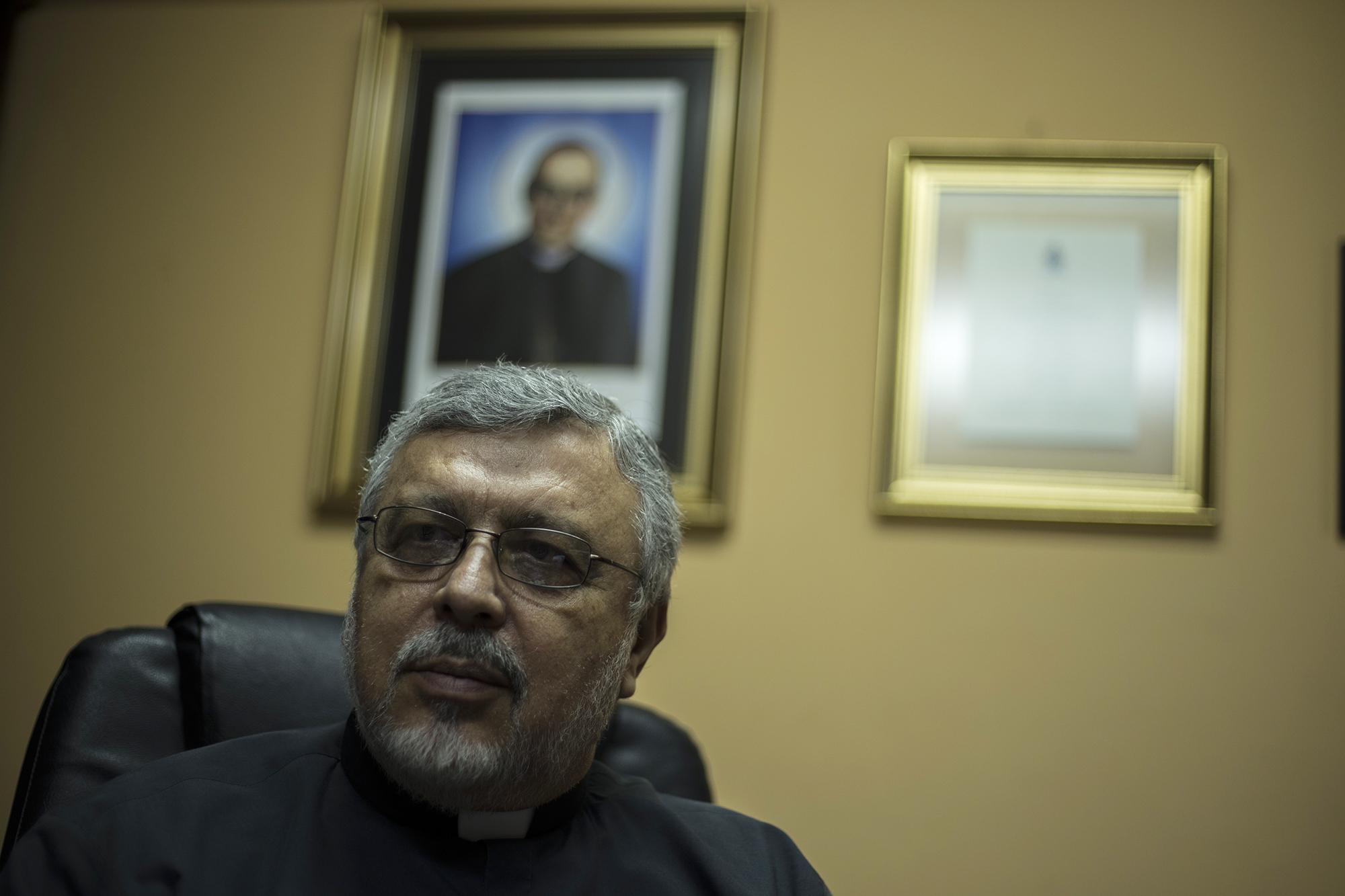 Monseñor Rafael Urrutia, quien a sus 26 años fue, a petición de monseñor Romero, canciller adjunto del Arzobispado, fotografiado durante una entrevista ofrecida al periódico El Faro, en las oficinas del Arzobispado de San Salvador, el 18 de septiembre de 2018. Foto de El Faro: Víctor Peña.