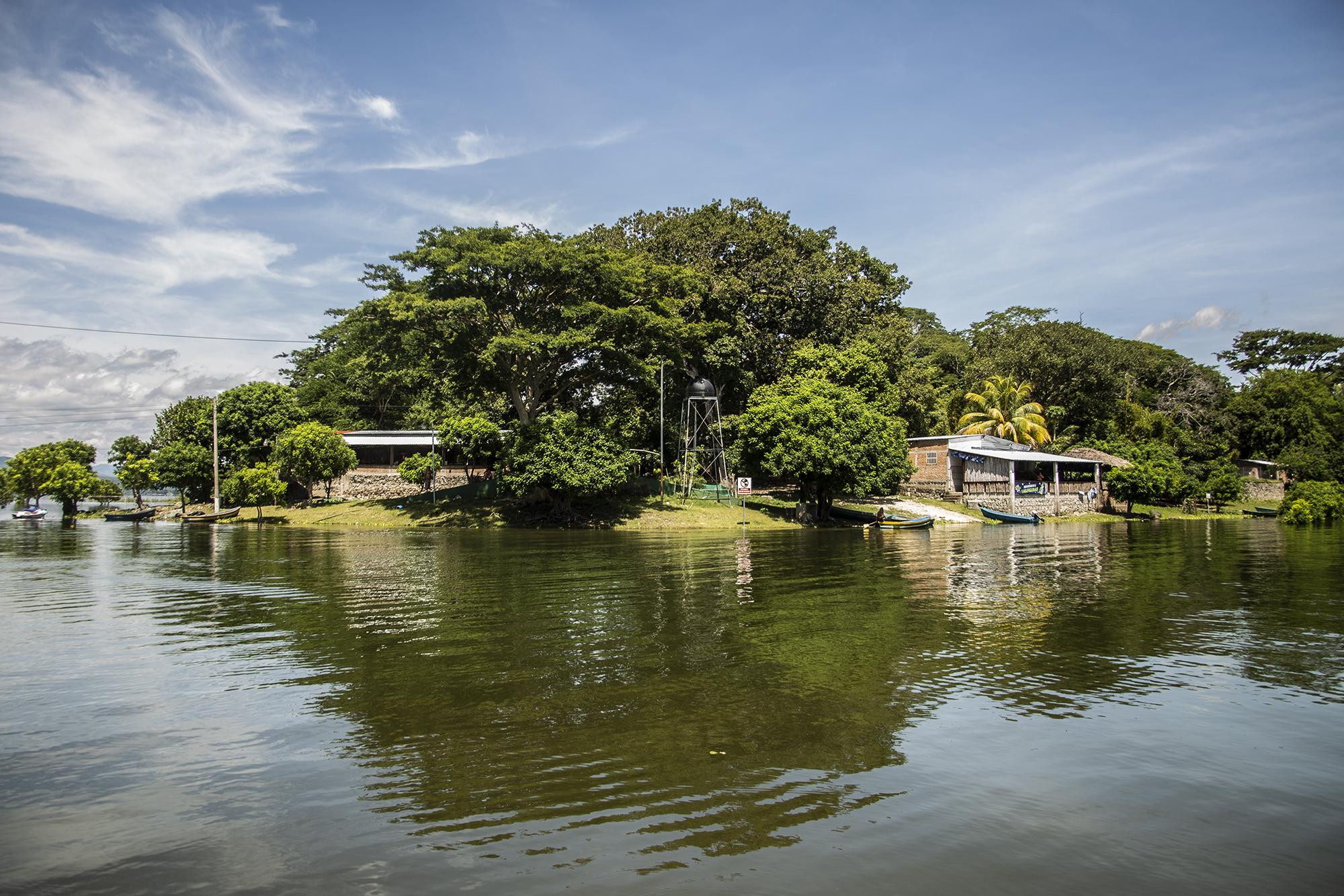 La isla de Igualtepeque o Igualtepec ubicada en el lago de lago de Güija, es en realidad una península, que cuando el lago alcanza su máximo nivel cubre el sector más bajo, separando así la parte más elevada del resto de la orilla del lago.