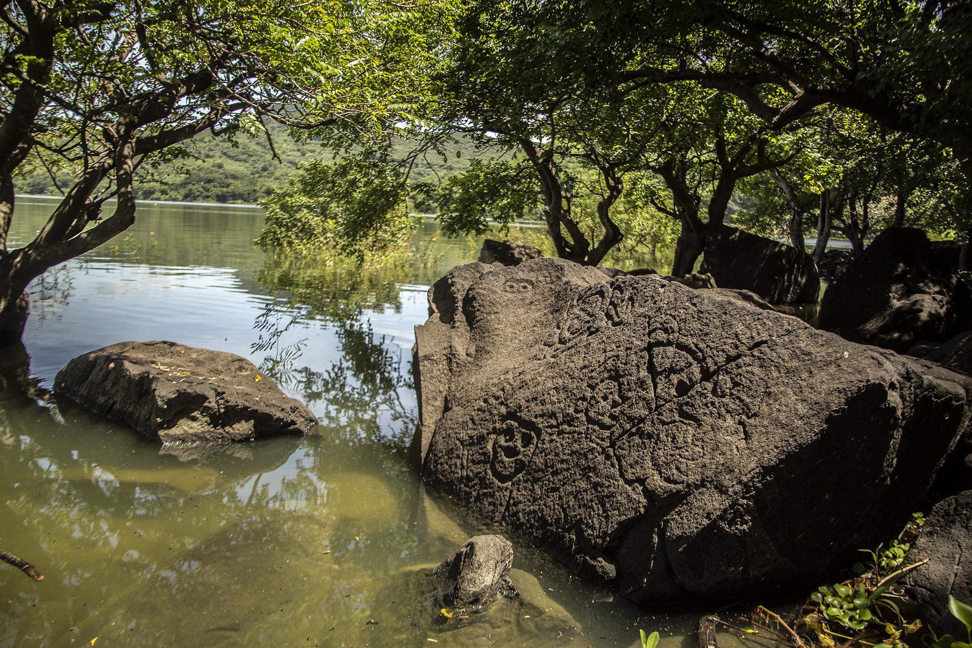 Los petrograbados fueron descubiertos hace más de 500 años por el oidor de la real audiencia de Guatemala, Diego garcía de Palacio. “Hay en la provincia de San Salvador una laguna que se dice Uxaca Grande. Tiene en medio dos peñones los cuales antiguamente los indios de aquel distrito hacían sus sacrificios e idolatrías. Es tierra aunque caliente fértil, de mucha pesca y caza. (A) tres leguas del lago de Güija está el lugar de Mitla donde antiguamente los pipiles de este distrito tenían gran devoción y venían a ofrecer sus dones y a hacer sacrificios. Lo mismo hacían los chontales y otros indios comarcanos de diferentes lenguas”, reza una carta fechada en 1576.