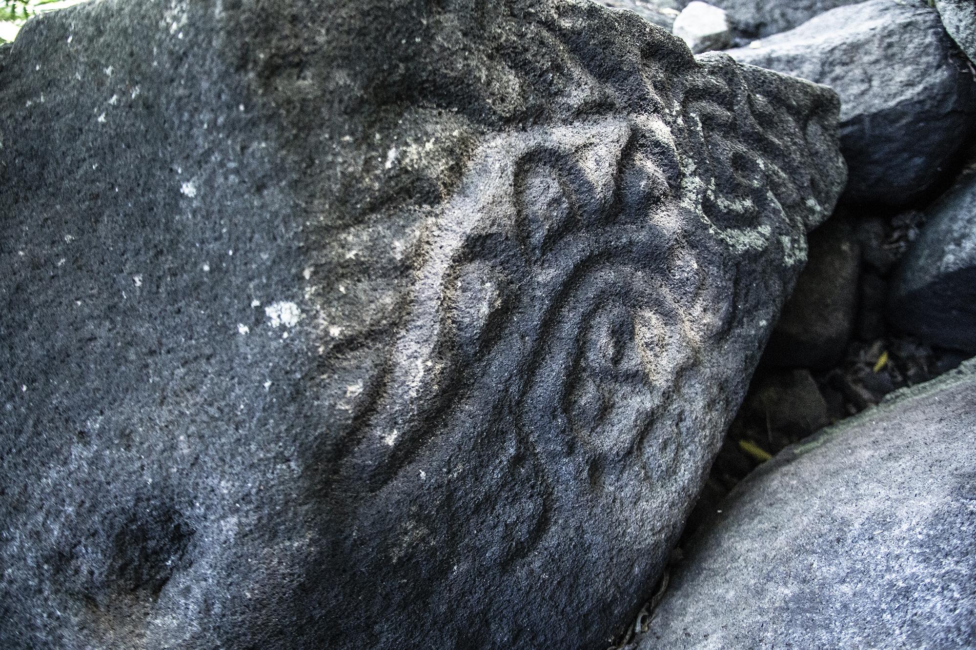 Petrograbados en la isla de Igualtepeque. En 1942, el arqueólogo estadounidense Stanley Boggs registró por primera vez el sitio como Igualtepeque, Igualtepeque o Igualtepec, el Cerro de las Figuras.