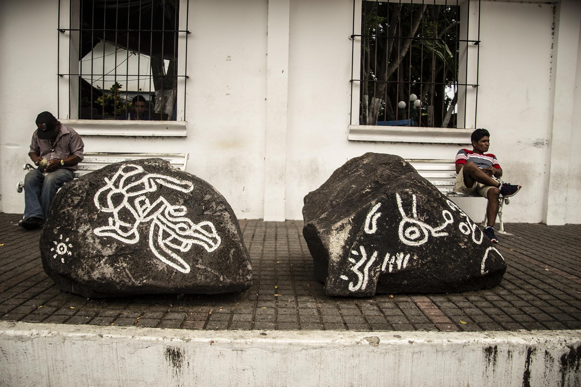 Según los habitantes de la zona las rocas que se encuentran en el parque central de Metapán fueron extraídas de la isla de Igualtepec.