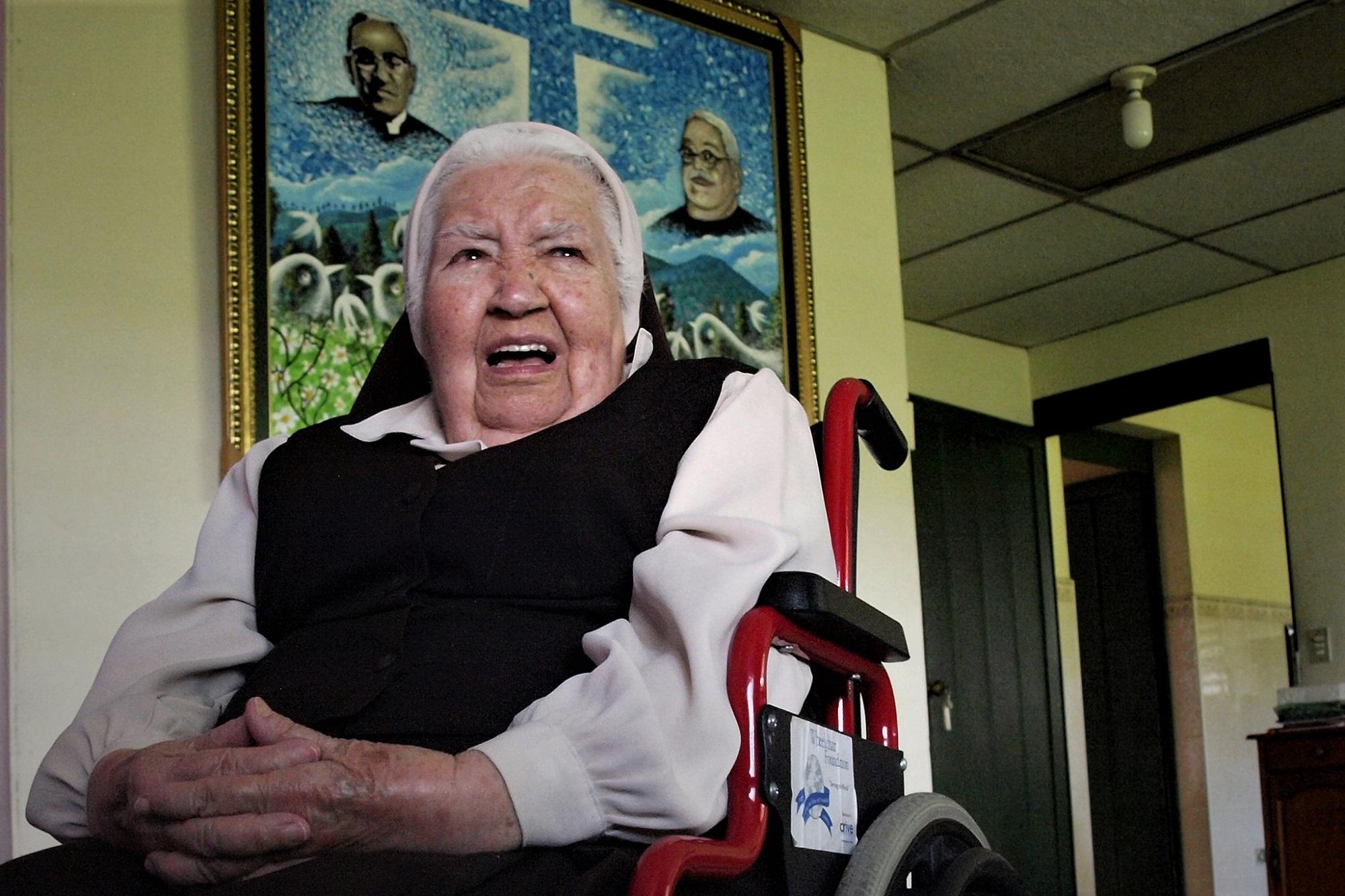 María de la Luz Cueva Santana, la madre Lucita, en una imagen tomada cuando tenía 87 años de edad, en el Hogar para Niños Divina Providencia, en Santa Tecla. Foto Roberto Valencia.