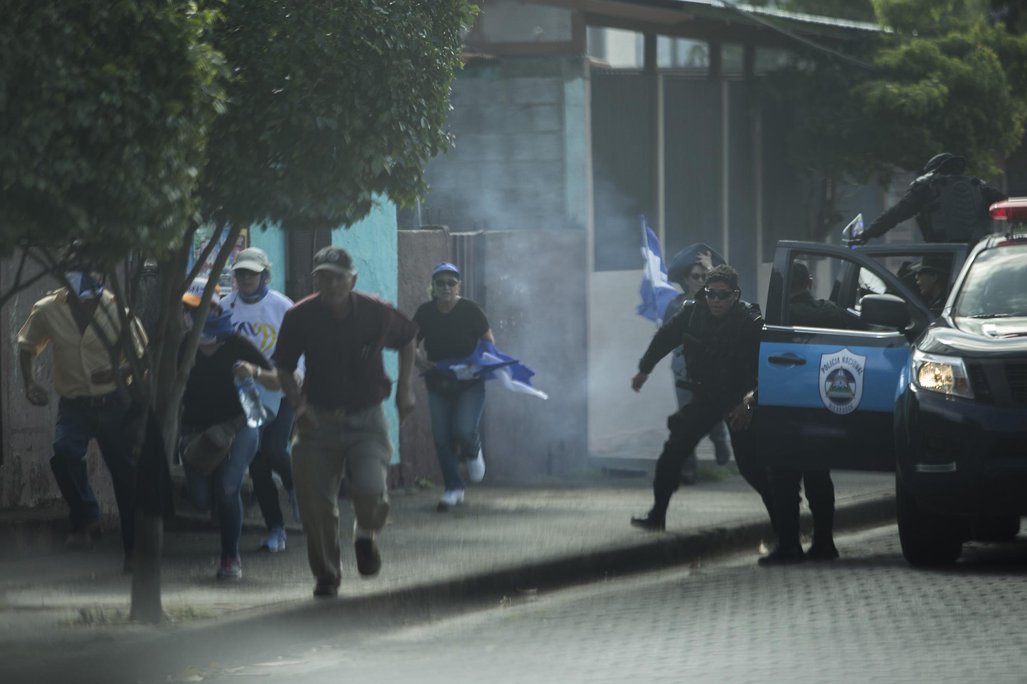 Los pocos que ahora protestan en Nicaragua se enfrentan a un estado policial que prohíbe las marchas contra Daniel Ortega. La tarde del sábado 29 de séptiembre, un ejército de policías, montados en pick up doble cabina y con bombas aturdidoras, desarticuló una concentración en la rotonda Cristo Rey. La protesta duró apenas 15 minutos. Foto de El Faro: Víctor Peña. 