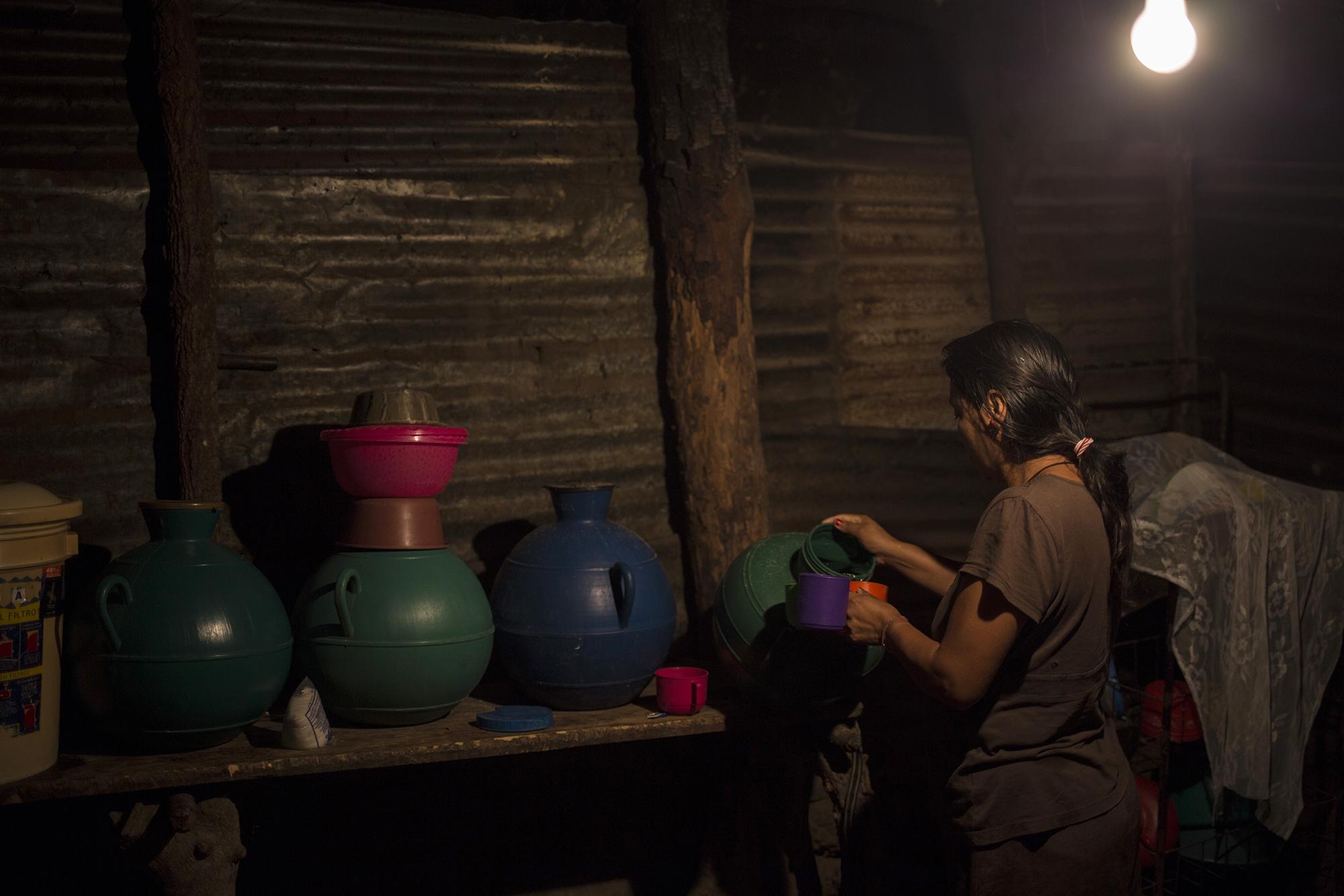 En la vivienda de Josefina García, de 37 años, viven ella, sus esposo y sus cuatro hijos. El agua para beber y cocinar la obtienen con un sistema de tubería artesanal, hecho con tubo negro de plástico y soportado por alambres, que extrae el agua de un nacimiento, desde un terreno ubicado a un kilómetro y medio de distancia. Por este servicio, la familia del cantón La Uvilla paga $20 cada dos meses, y tiene derecho a llenar sus recipientes dos veces por semana.