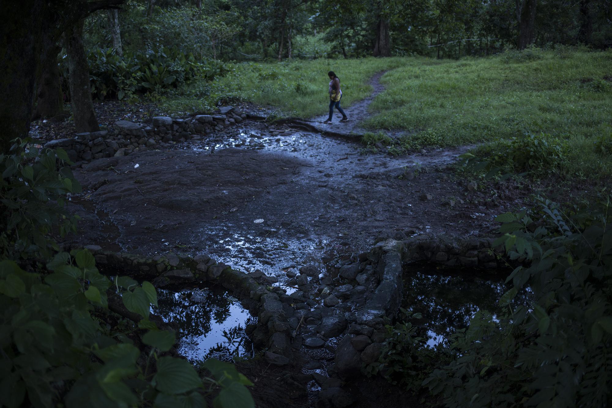 Los nacimientos de agua están en la parte baja del cantón La Uvilla. Todos hacen uso de los tres manantiales que se abstecen por las filtraciones de agua que bajan desde la montaña, pero que a su paso, esas mismas filtraciones recorren las zonas donde están ubicadas las letrinas en la parte alta de la comunidad. En su recorrido, el agua se filtra por tierra mezclada con excrementos. 