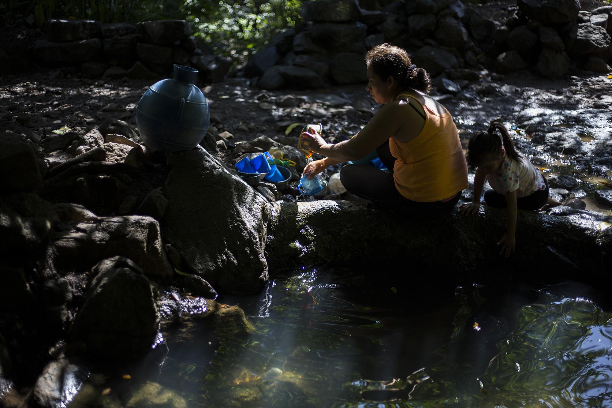 María Cristina Rivas sube tres veces al día a un nacimiento de agua desde el caserío La Ceiba. Debe recorrer 300 metros desde su casa, en medio de la maleza, para lavar la ropa, los trastes y conseguir un poco de agua para beber.