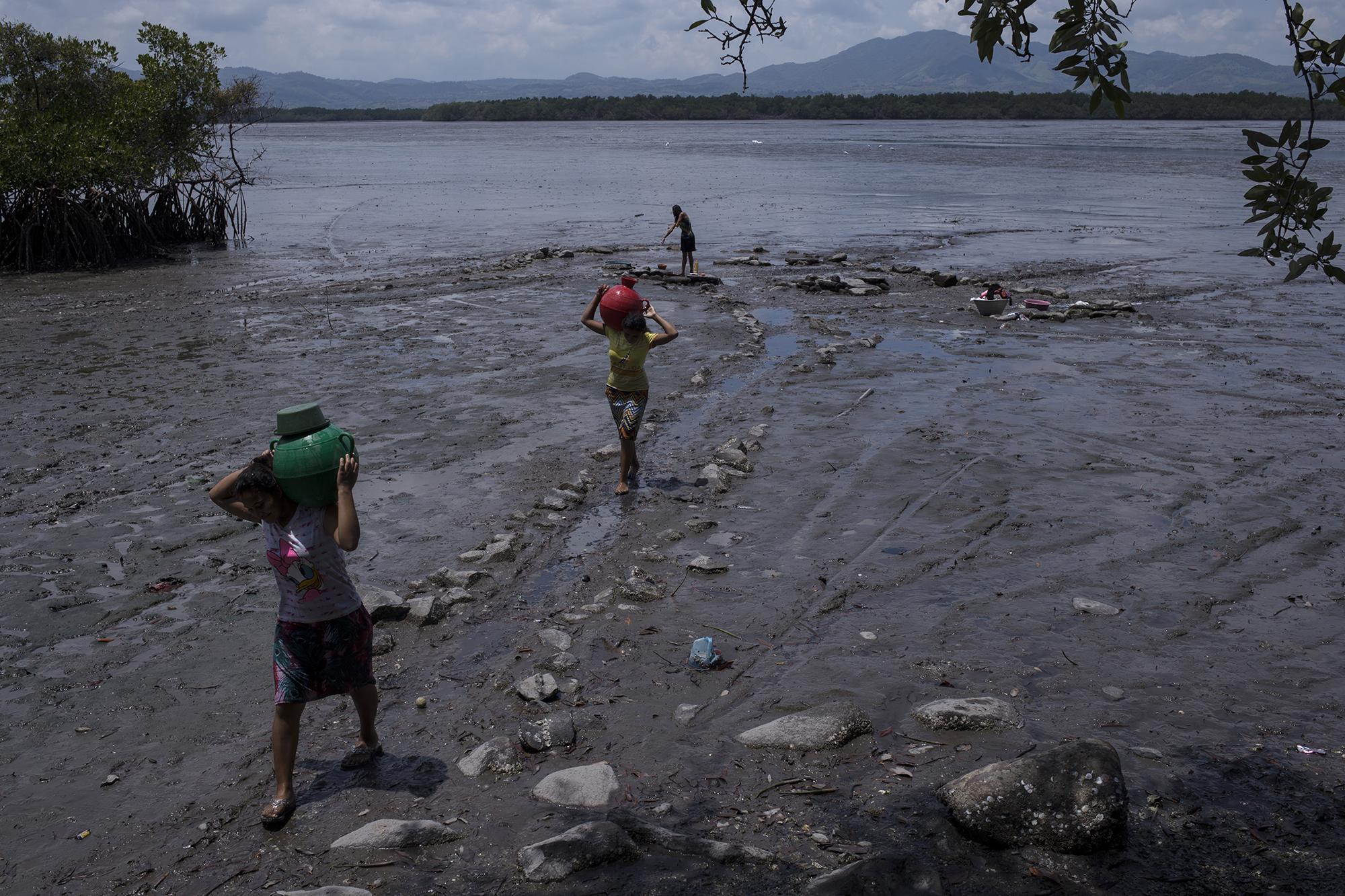 Las familias de la Isla Perico funcionan bajo las normas de las aguas del Golfo de Fonseca. Cuando la marea sube, pescan para vivir; cuando baja, recolectan agua para vivir.