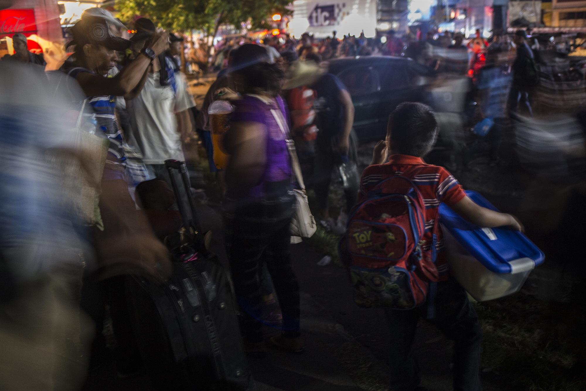 Fátima, su esposo y sus tres hijos se disponen a seguir el camino, rumbo a Escuintla, despúes de un pequeño descanso en la ciudad de Pedro de Alvarado, Guatemala, en la zona fronteriza con El Salvador. Foto: Víctor Peña.