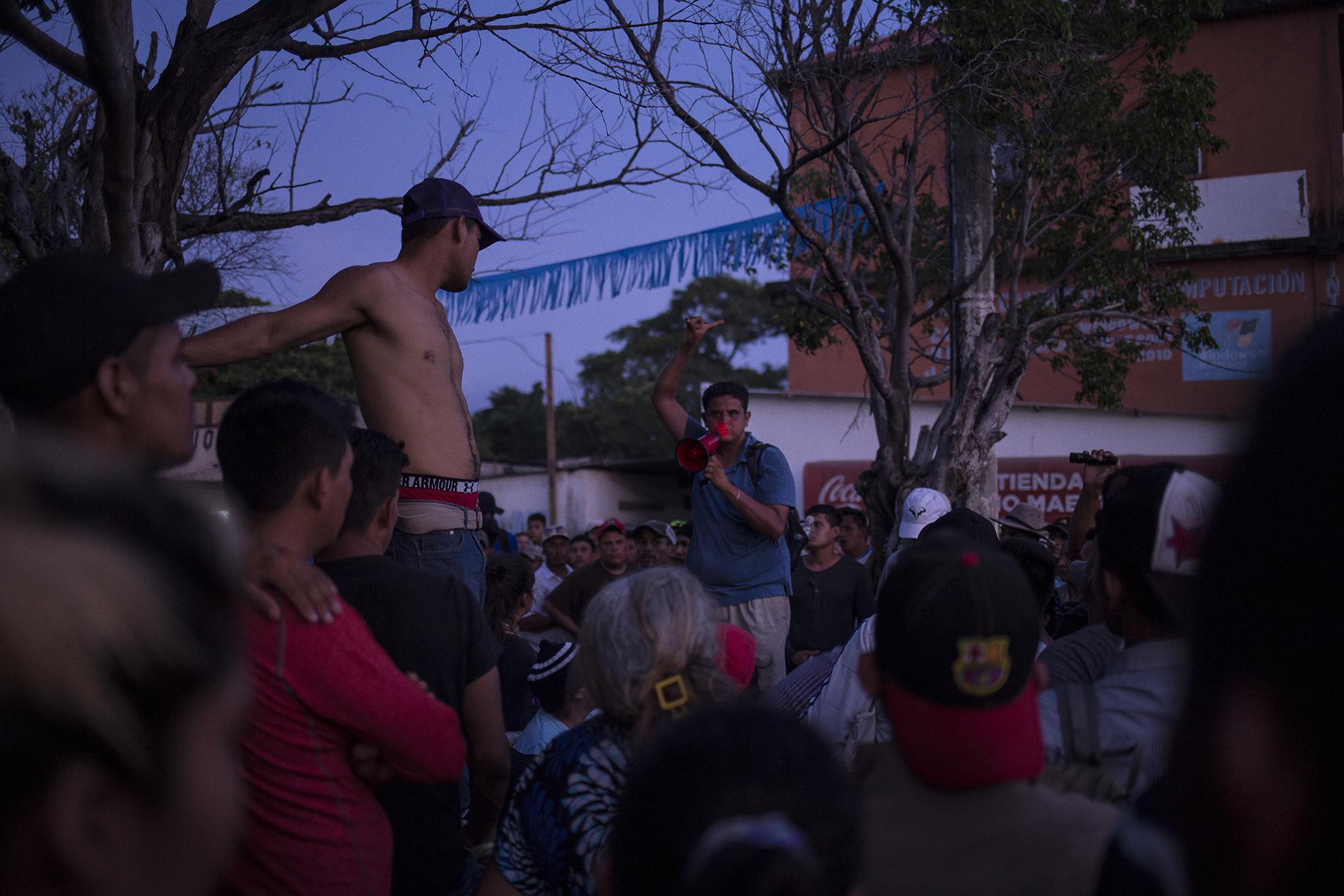 En la ciudad de Pedro de Alvarado, la caravana se detuvo a descansar, mientras se agrupaban los que llevaban el paso lento. Ahí también hubo instrucciones para iniciar de nuevo la caminata. Foto: Víctor Peña.