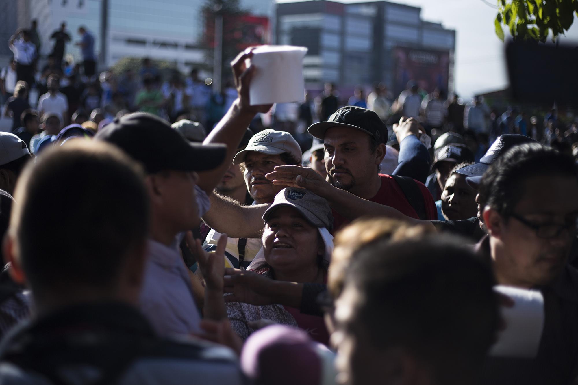 Antes del inicio de la caravana, en la plaza al divino Salvador del Mundo, muchos se peleaban por recoger insumos donados para el camino. Foto: Víctor Peña.