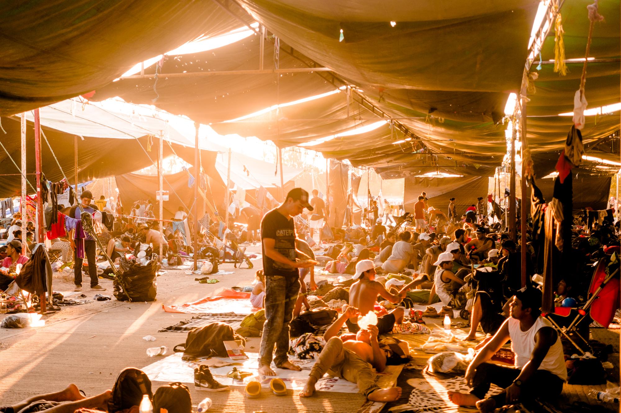 Albergue provisional para los migrantes de la caravana en Juchitán de Zaragoza, Oaxaca. 31 de octubre de 2018. Foto: Fred Ramos.