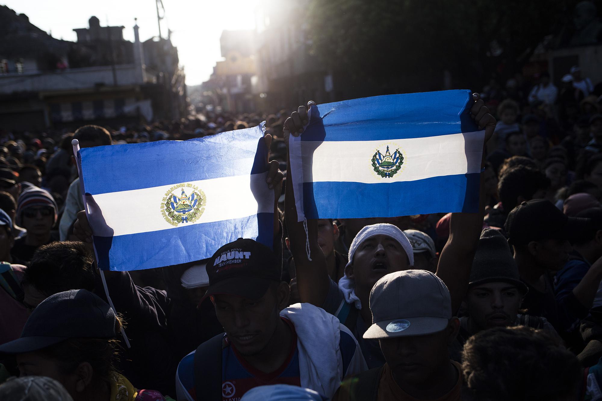 Salvadoreños oran antes de pasar el puente hacia México. Las autoridades bloquearon el paso y eso obligó a los migrantes a vadear el río Suchiate. Foto: Víctor Peña.