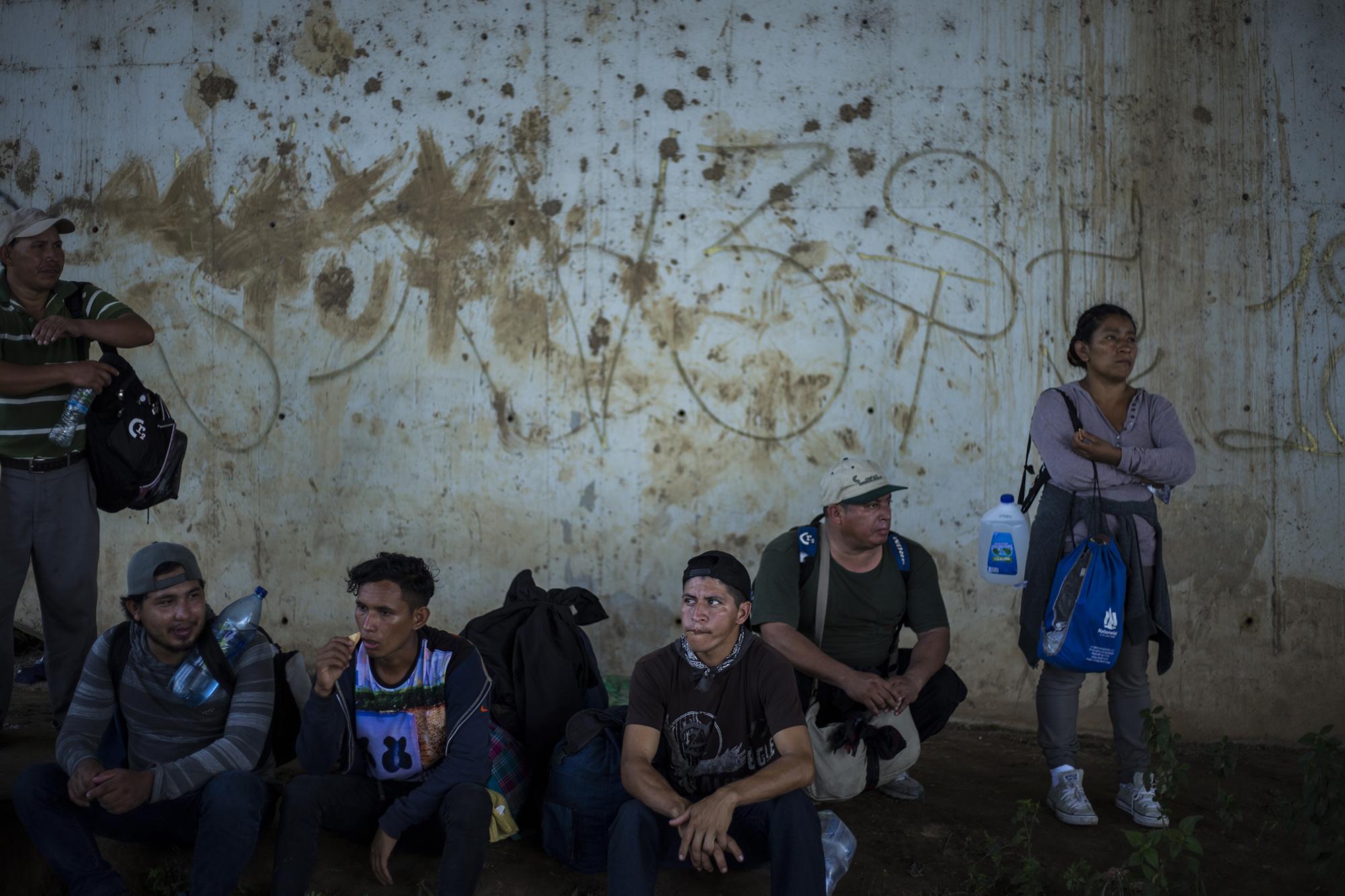 En la frontera Tecún Umán, como un reflejo de la amenza por la que han escapado de El Salvador, un grafiti del Barrio 18, plasmado bajo el puente Rodolfo Robles, aparece a la espalda de los migrantes. En este punto, el viernes 2 de noviembre, la caravana palnificaba el cruce del río Suchiate para llegar por fin al territorio mexicano. 