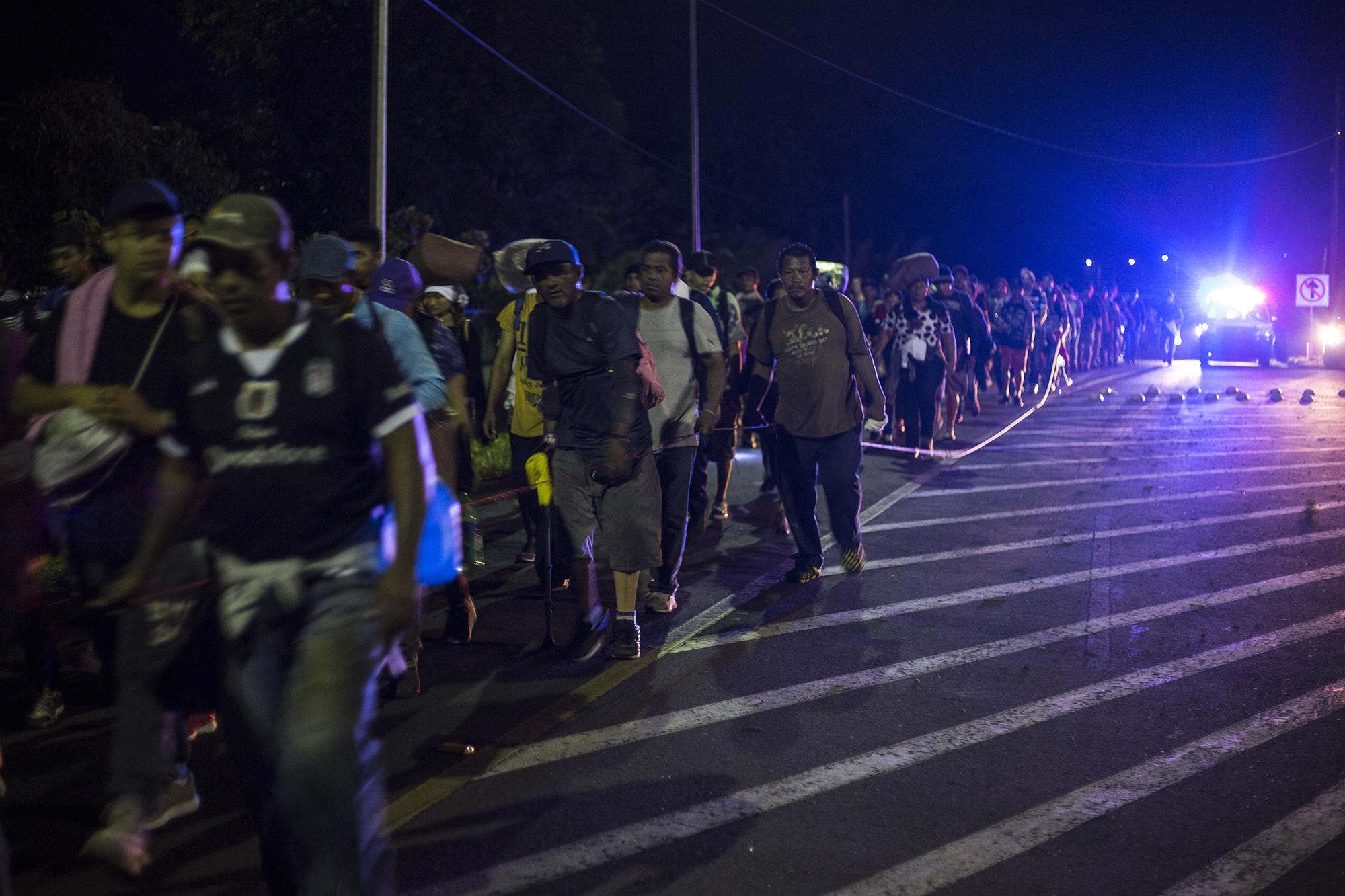 La caravana de migrantes caminó hacia la ciudad de Tapachula desde el municipio de Metapa, en Chiapas, donde hicieron su primera parada, después de haber tocado suelo mexicano, tras cruzar el río Suchiate. Foto: Víctor Peña.