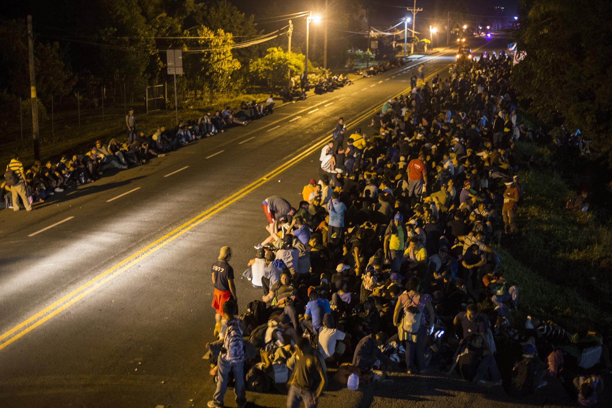 Más de 2 mil salvadoreños tomaron un descanso a la orilla de la carretera, la madrugada del domingo 4 de noviembre, en su camino hacia la ciudad de Tapachula. Foto: Víctor Peña.