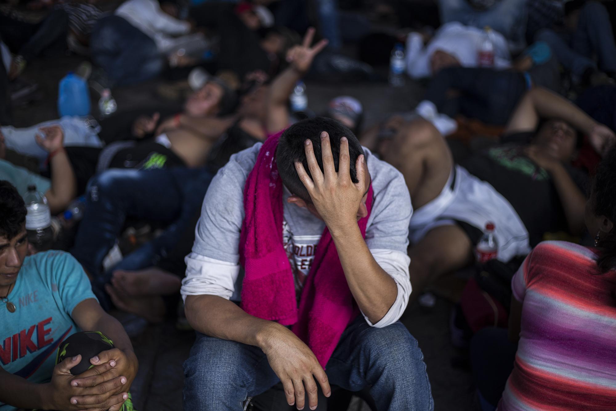 Un migrante hace notar su cansancio en el parque Miguel Hidalgo de la ciudad de Tapachula, en Chiapas, el domingo 4 de noviembre. Esta fue su segunda parada en territorio mexicano. Foto: Víctor Peña.