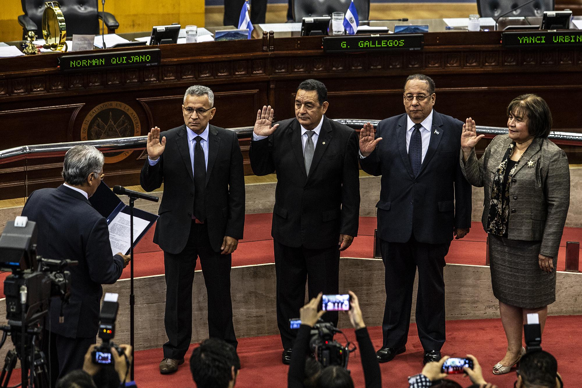 (De izquierda a derecha) José Cristobal Reyes, Jorge Quinteros Hernandez, José Luis Lovo Castelar y Sonia Cortez de Madriz fueron juramentados el viernes 16 de noviembre de 2018 como magistrados suplentes de la Corte Suprema de Justicia. La elección ocurrió con 125 días de retraso. Foto: Carlos Barrera / El Faro.