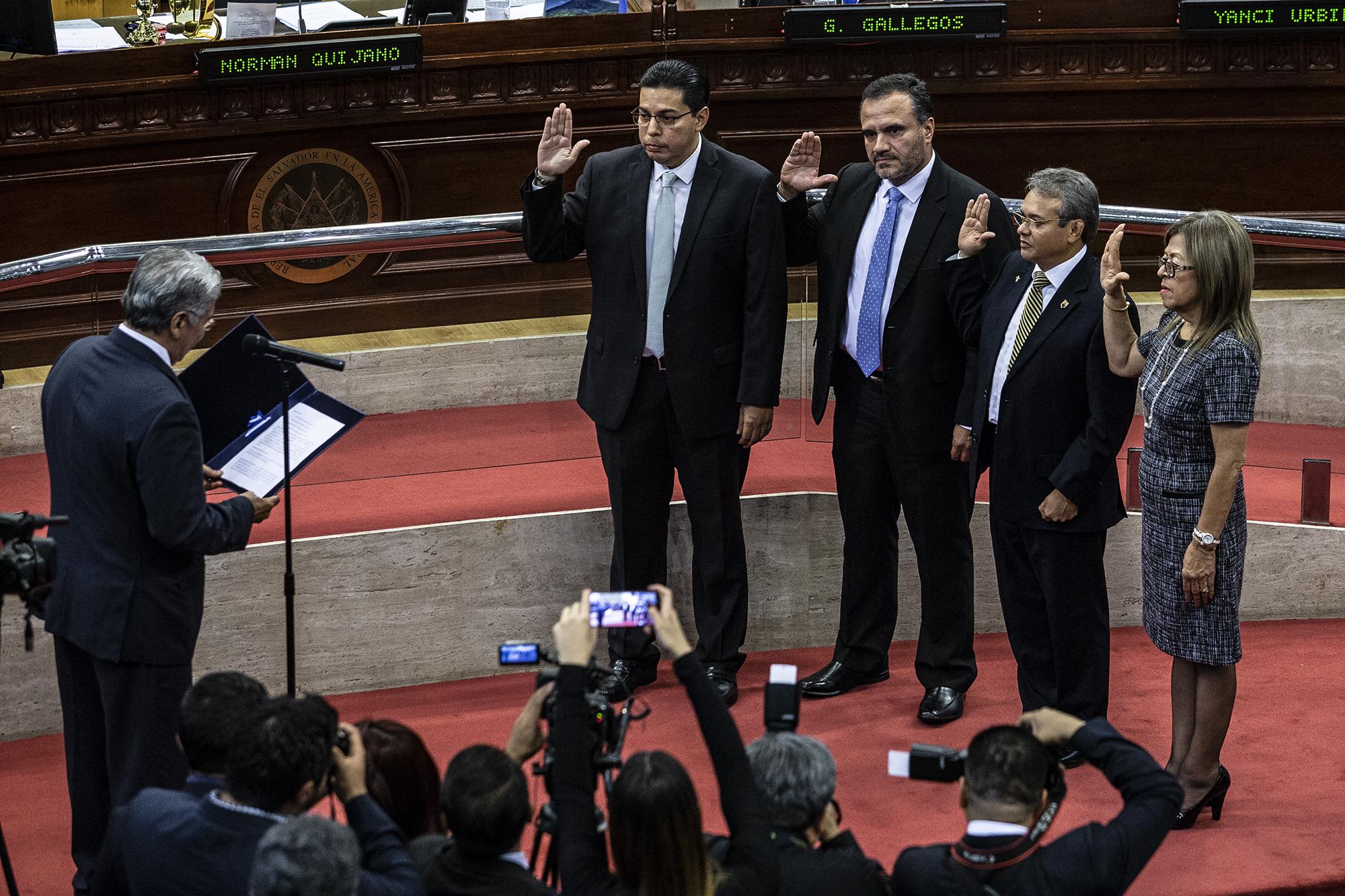 (From left to right) Aldo Cader, Carlos Sergio Avilés, Carlos Sánchez and Marina Marenco de Torrento, four of the five magistrates of the highest court of justice in El Salvador, at their swearing-in on Friday, November 16, 2018. Photo by Carlos Barrera/El Faro.