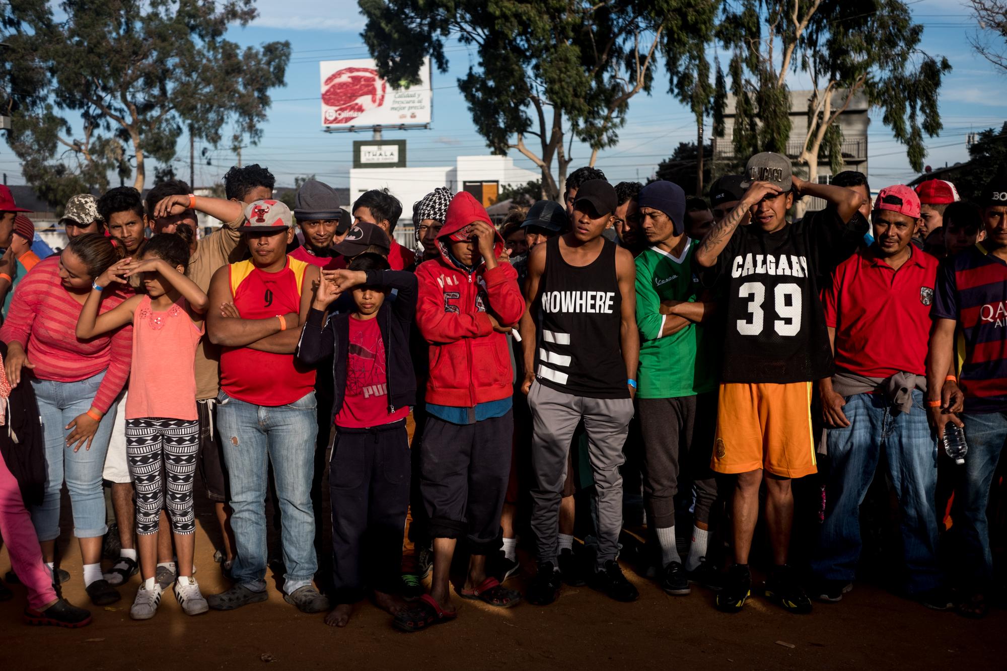 Migrantes centroamericanos en el albergue instalado en la unidad deportiva Benito Juárez, en Tijuana, el 21 de noviembre de 2018. Hasta la fecha, 4,731 migrantes de la primera caravana que salió de Honduras  el 12 de octubre han llegado a Tijuana. Foto: Fred Ramos