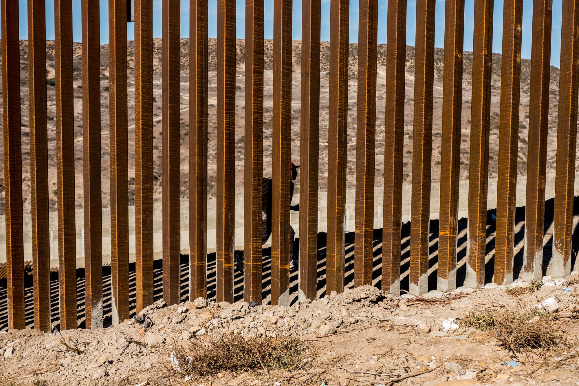 Un migrante centroamericano corre del lado estadounidense. Algunos de los que iban a la vanguardia de la marcha se atrevieron a saltar el segundo muro, a caer en territorio de Estados Unidos, justo en esa zona de despeje que patrullan las autoridades de ese país. Sin embargo, la mayoría se regresó a México al ver a la Patrulla Fronteriza acercarse. Otros fueron detenidos ahí mismo. 