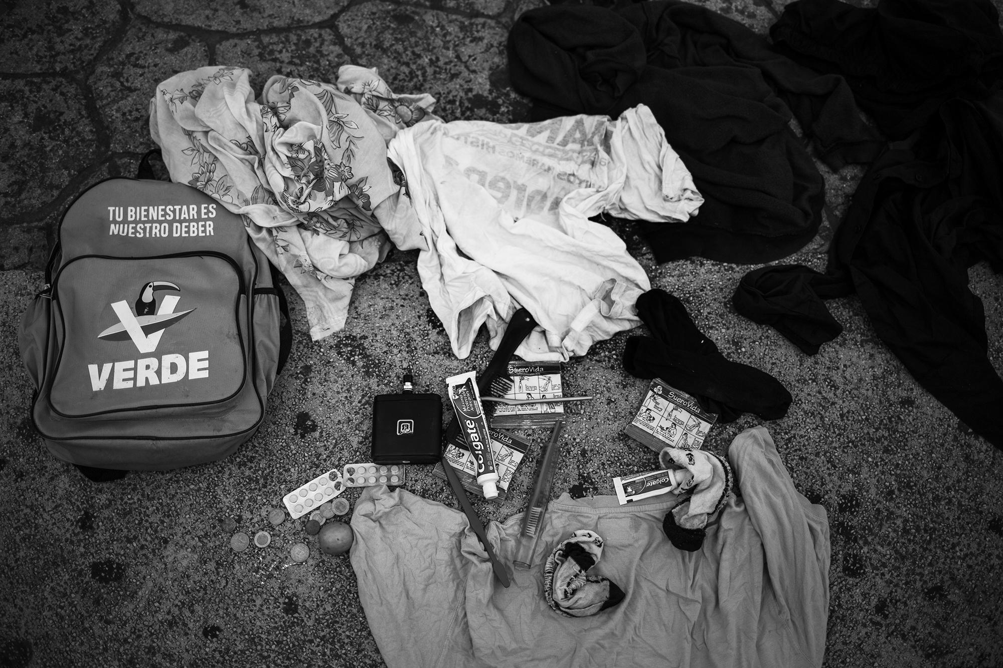 Salió de El Salvador con una bolsa plástica, unos trapos, pastillas, un par de zapatos y poco más. En el pueblo de Metapa de Domínguez, México, le regalaron un bolsón con propaganda política. 