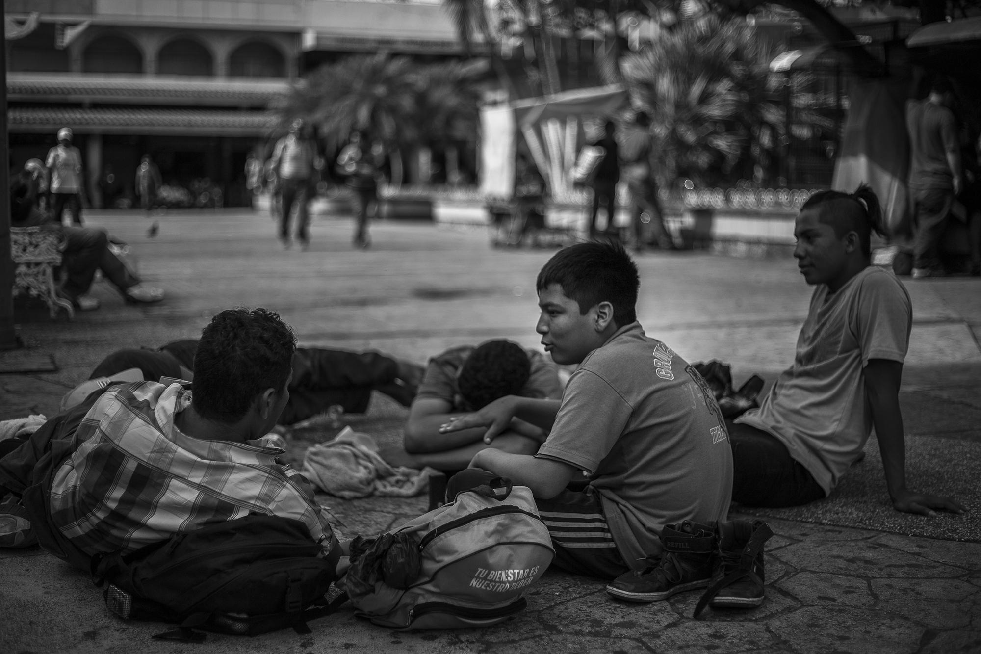 El 4 de noviembre, en la ciudad de Tapachula, Dani flaqueó. Estuvo a punto de entregarse a las autoridades para que lo devolvieran a El Salvador. Sin embargo, las amenazas pesaron más que el cansancio. Junto a Víctor, y a los amigos que hicieron en la marcha, decidió continuar. 