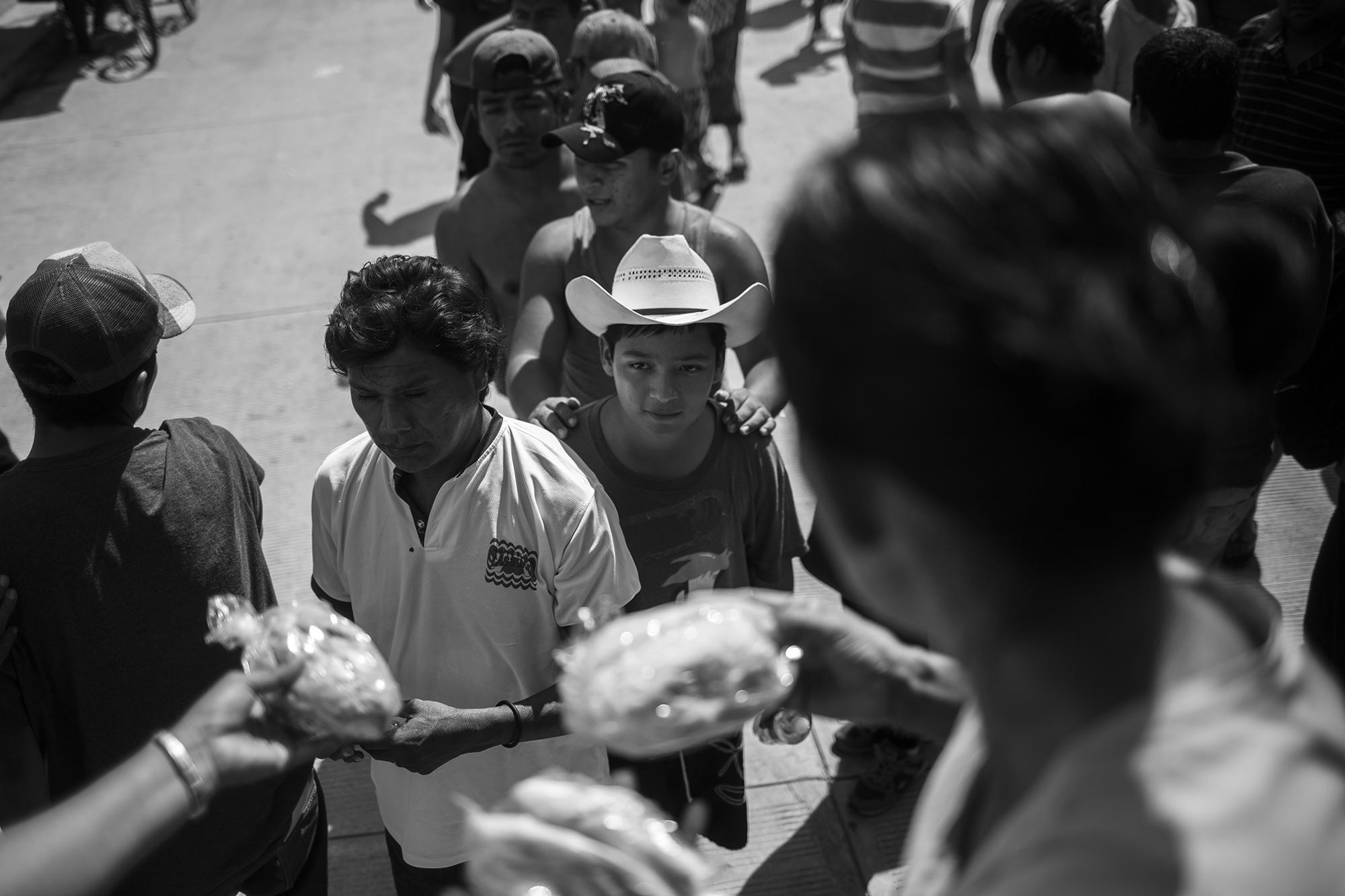 Algunas veces, Dani aseguraba la comida de él y la de una parte de su grupo. Gracias a su edad, solían darle privilegio cuando altruistas repartían alimentos. 