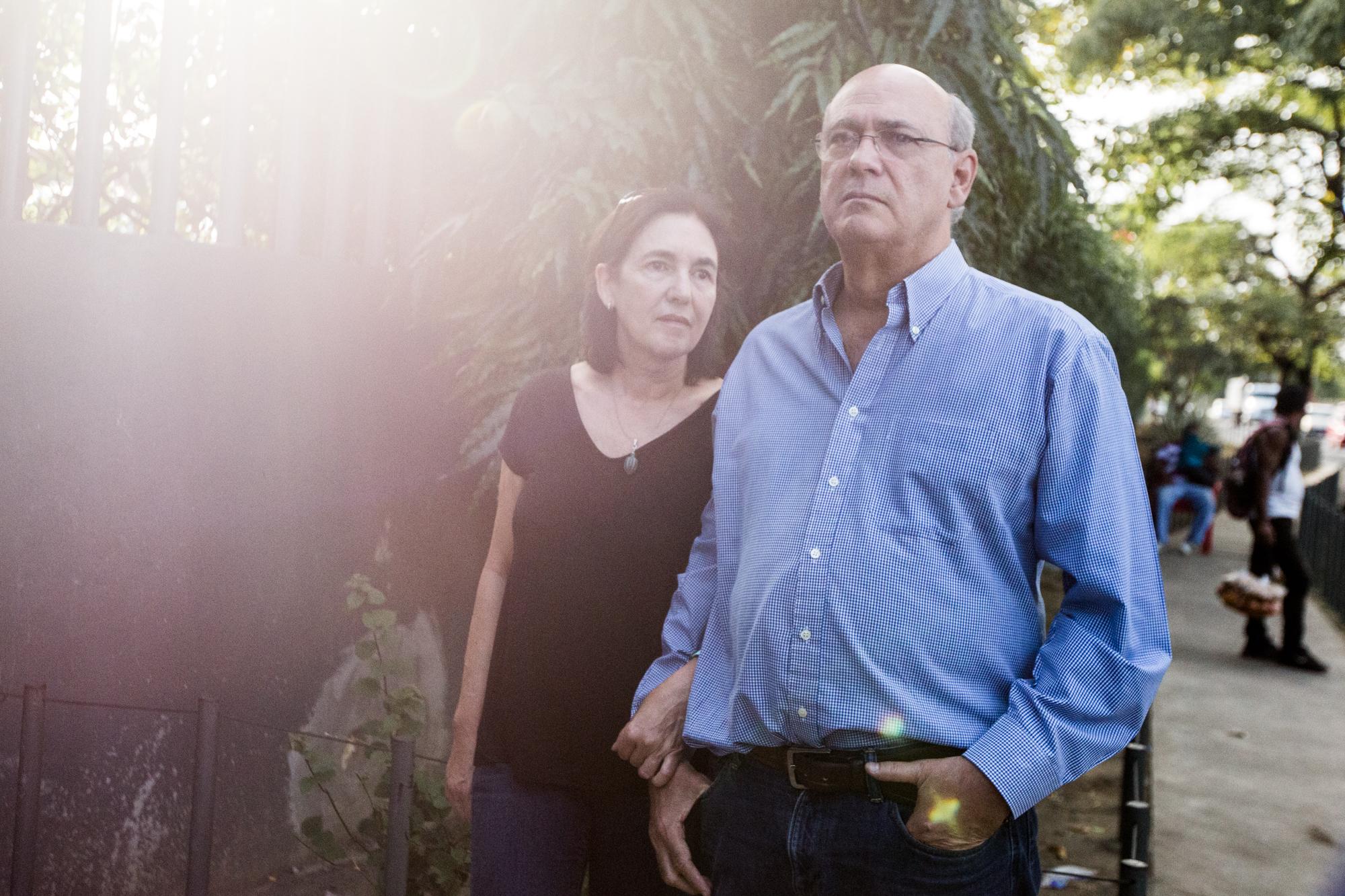 El lunes 17, Carlos Fernando Chamorro asistió junto a su esposa Desirée Elizondo al Complejo Judicial de Managua para presentar un recurso de amparo. Foto: Fred Ramos