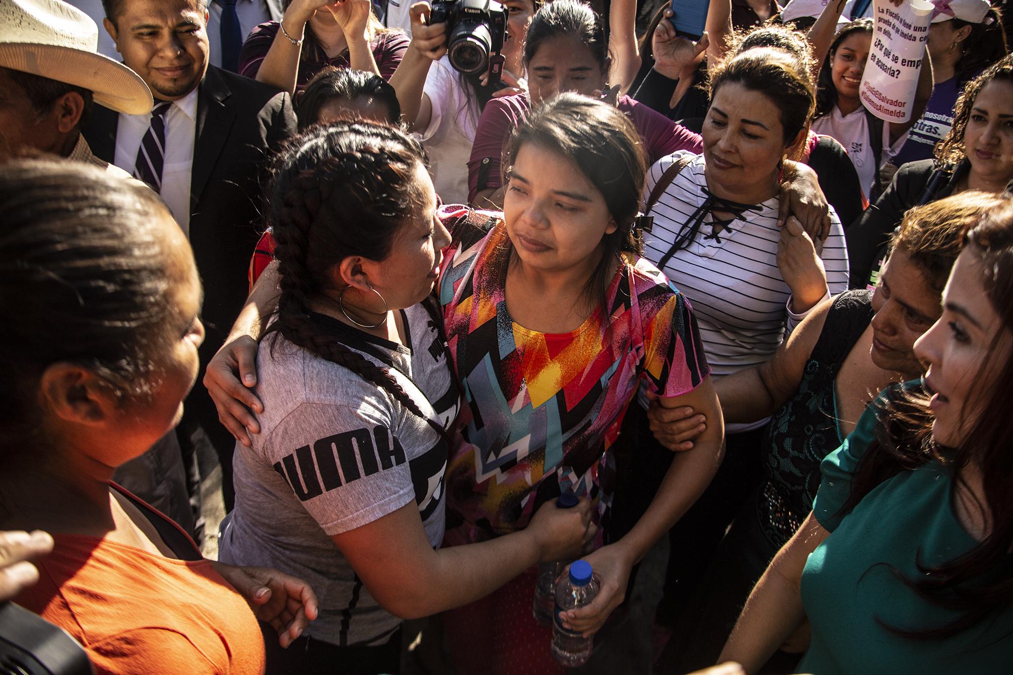 Con el fin de esperar una resolución favorable a Imelda Cortez, Teodora Vázquez y un centenar personas que se hicieron presentes al Tribunal de Sentencia de Usulután. Foto: Carlos Barrera.