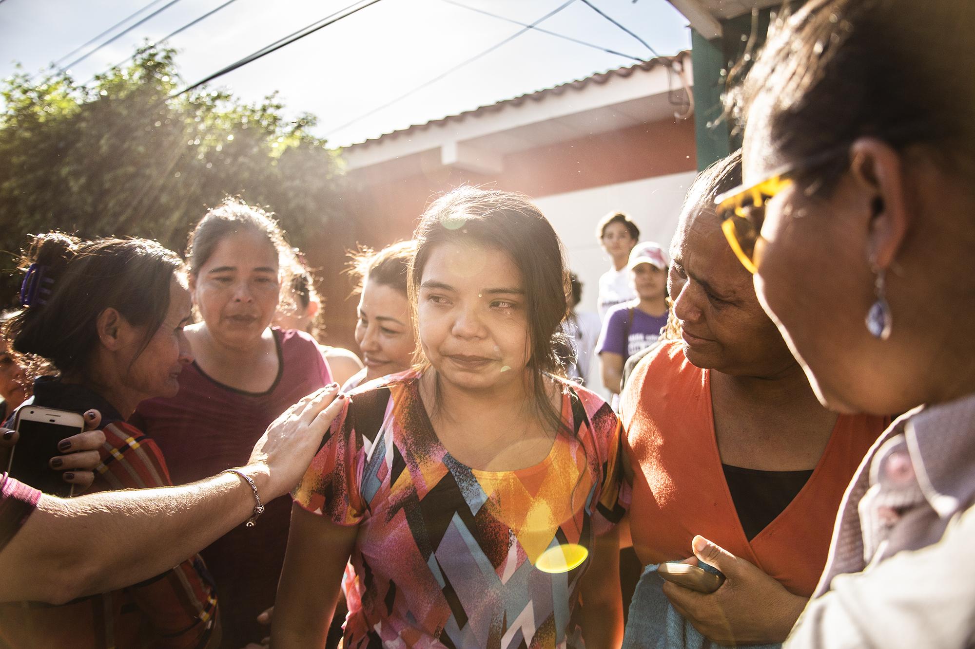 Imelda Cortez a su salida del Tribunal de Sentencia de Usulután. Foto: Carlos Barrera.