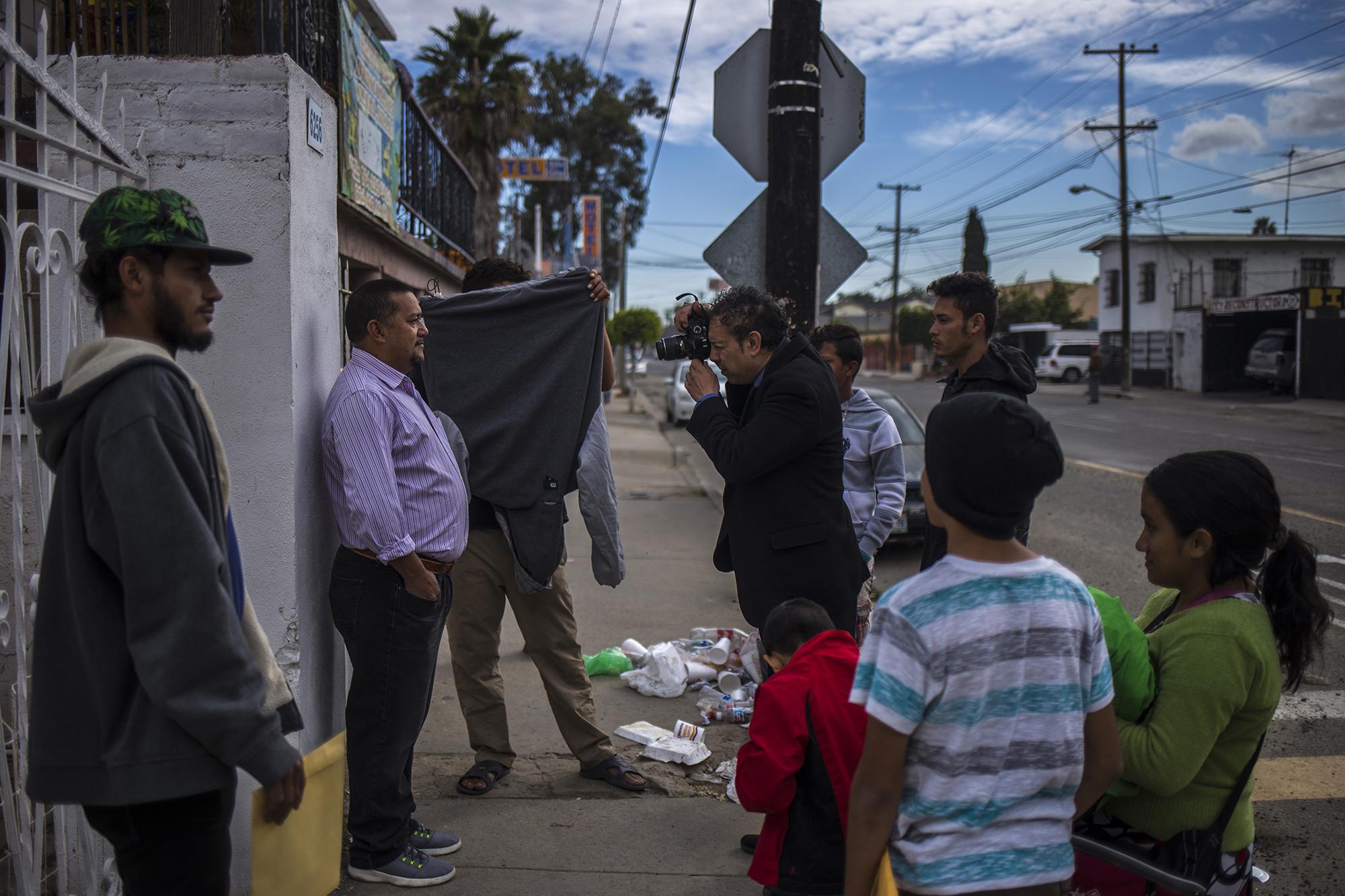 Los migrantes de la caravana han aceptado las condiciones del Servicio Nacional de Empleo de México. Se han comenzado a registrar para acceder a un empleo en la ciudad de Tijuana. En la Avenida Venustiano Carranza, a 100 metros del muro fronterizo, el miércoles 5 de diciembre, un fotógrafo retrataba a un buen número de hombres y mujeres, les cobraba 20 pesos por fotografía para completar los formularios y obtener un carnet de trabajo en esa ciudad.