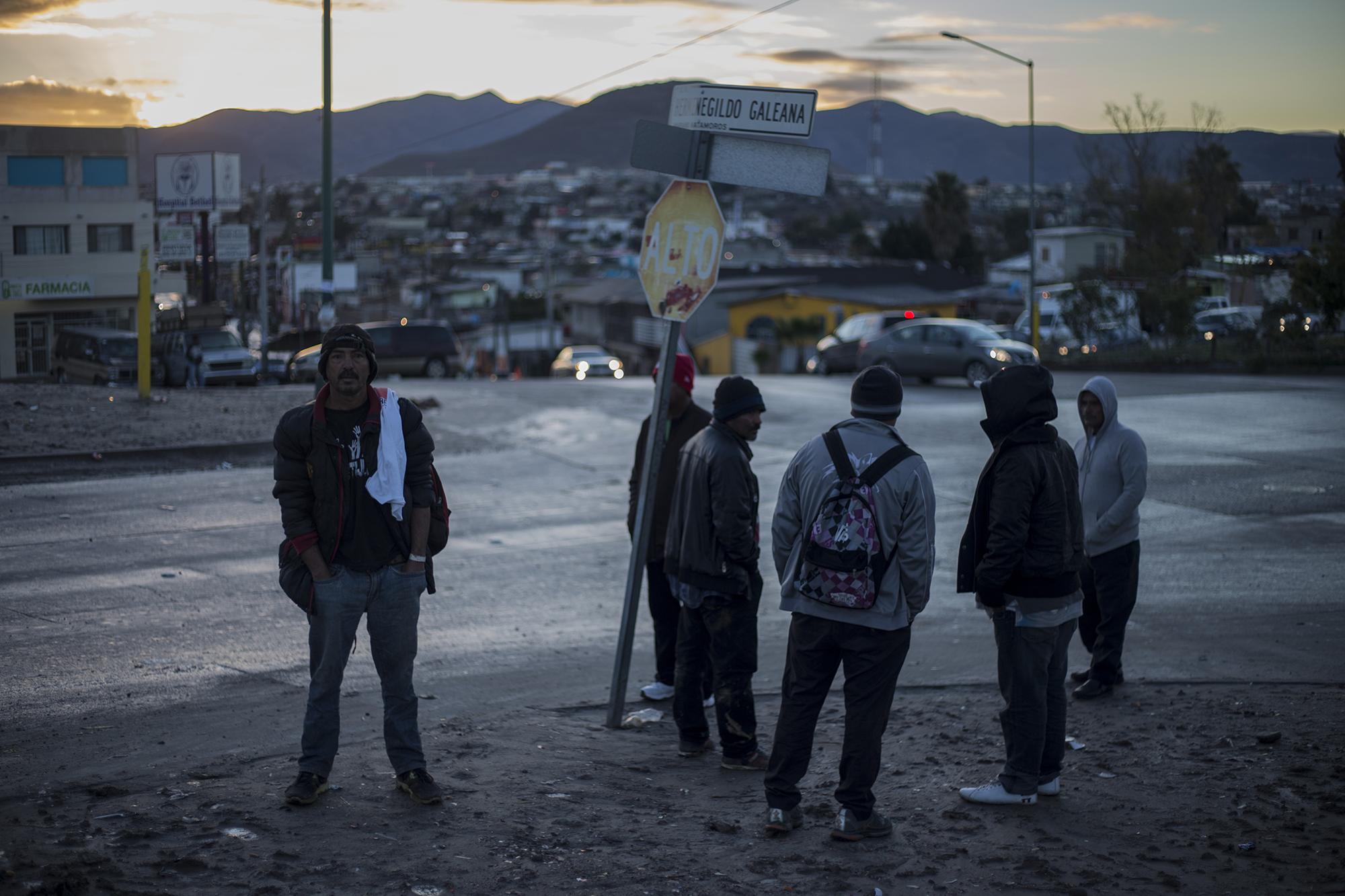 El 7 de diciembre, un grupo de hondureños madrugaron para postrarse en la esquina del albergue El Barretal, en la colonia Mariano Matamoros, uno de los rincones con más incidencia delictiva de Tijuana. En esa esquina, donde convergen la Avenida Las Torres y el bulevar Hermenegildo Galeana, unos esperaban un pick up que los llevaría a una construcción en Tecate; otros, solo esperaban que un automovilista se estacionara con la necesidad de un albañil, un electricista o un plomero, el clásico trabajo de jornalero desarrollado por décadas por los migrantes en Estados Unidos.