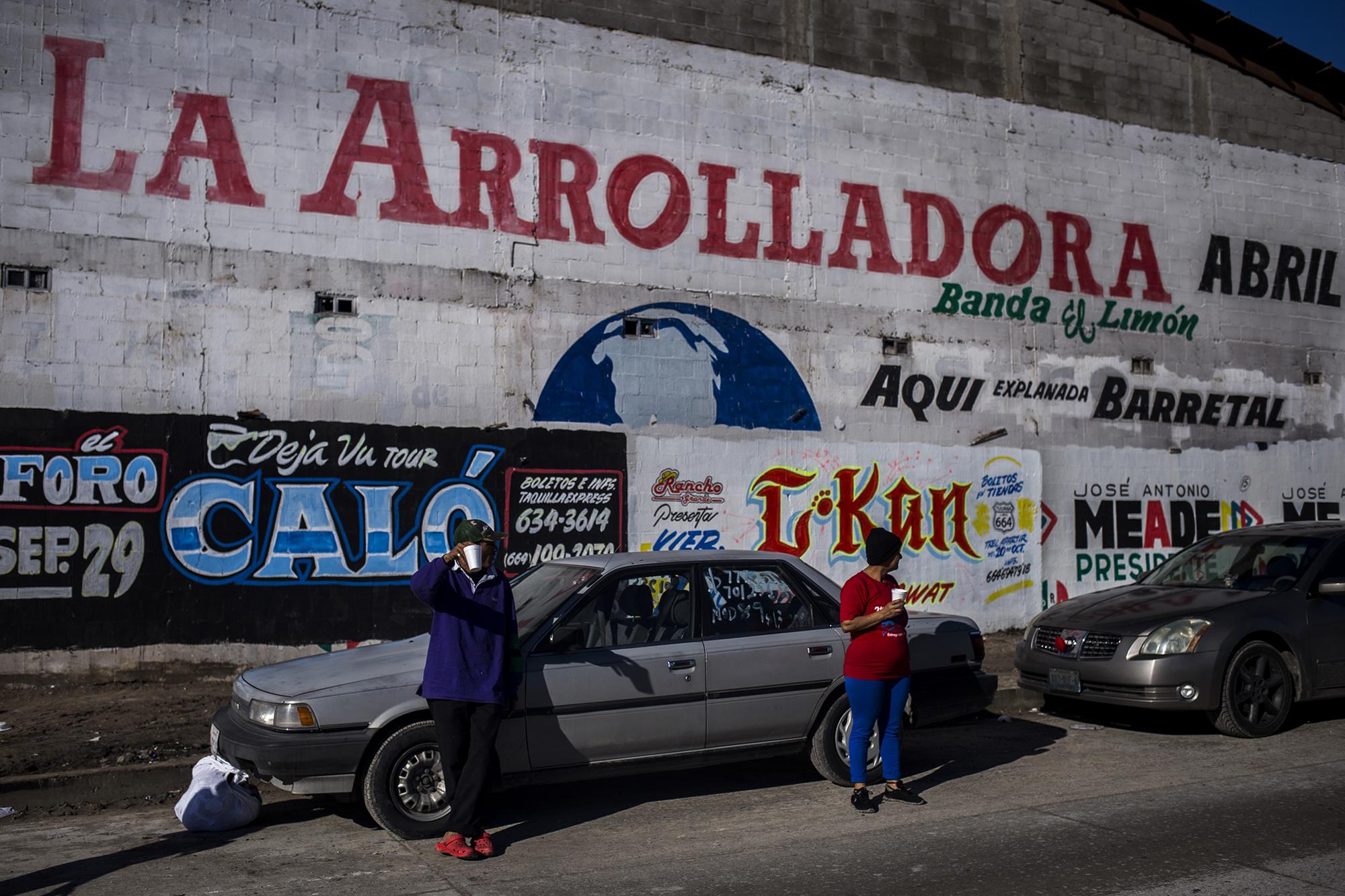 Algunos migrantes piden dinero a los automovilistas que transitan la avenida Las Torres, al costado oriente del albergue. Esto incomoda a los demás integrantes de la caravana que creen que eso opaca la imagen de todo el grupo.