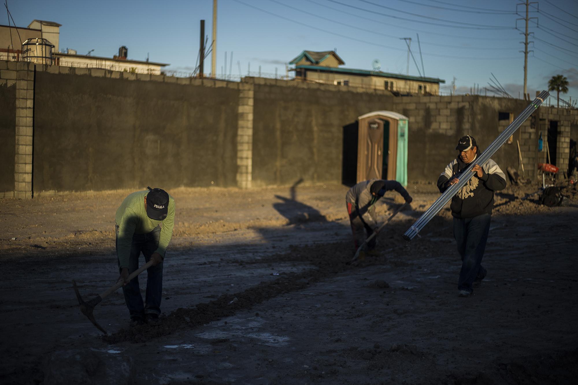 Nelson Valdimir (izquierda), de 55 años, originario del municipio de Olocuilta, en el departamento de La Paz, escarba los cimientos para la construcción de una gasolinera, en la colonia Mariano Matamoros, de la ciudad de Tijuana. Nelson gana hasta 500 pesos mexicanos (unos $25) por un día de trabajo, cuando hace horas extras. Se ha adaptado a esta ciudad y asegura que no volverá a El Salvador, sin dar mayores explicaciones.