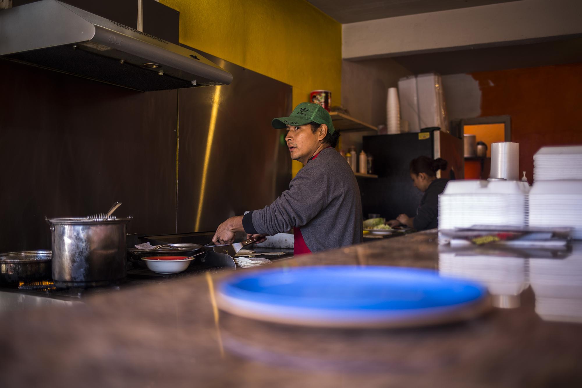 Joel puso una venta de tacos en la ciudad de Sonsonate. La pandilla MS-13 lo extorsionó y su negocio quebró. Viajó en la caravana. Está en Tijuana y trabaja en la taquería 