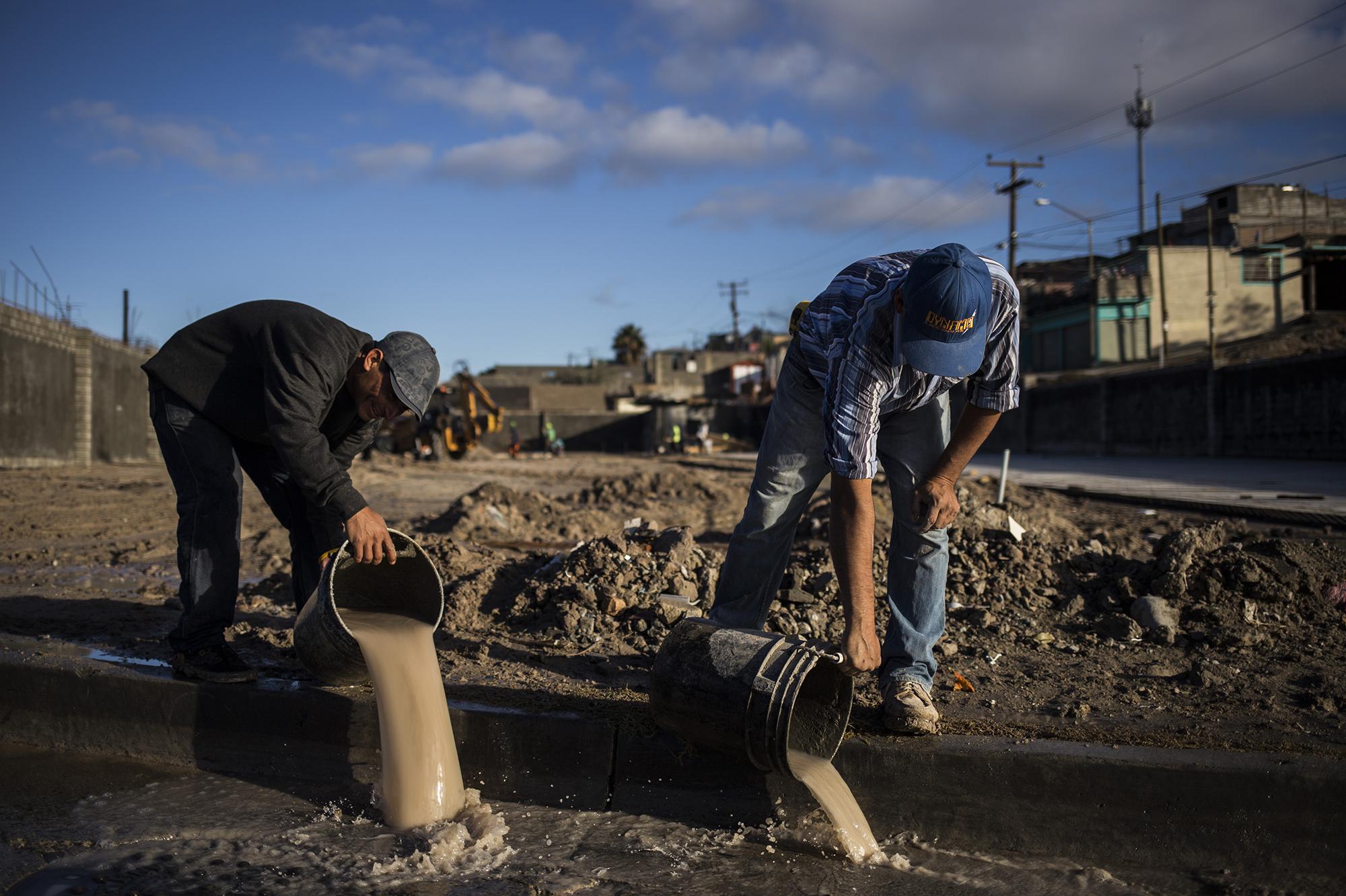 Ubence Tróchez, de 34 años, trabaja como albañil en la construcción de una gasolinera. Junto a él trabajan cinco migrantes más. Ubence era albañil en Santa Bárbara, su pueblo en Honduras. En su país, estuvo desempleado durante seis meses. Su crisis lo obligó a unirse a la primer caravana el 12 de octubre.