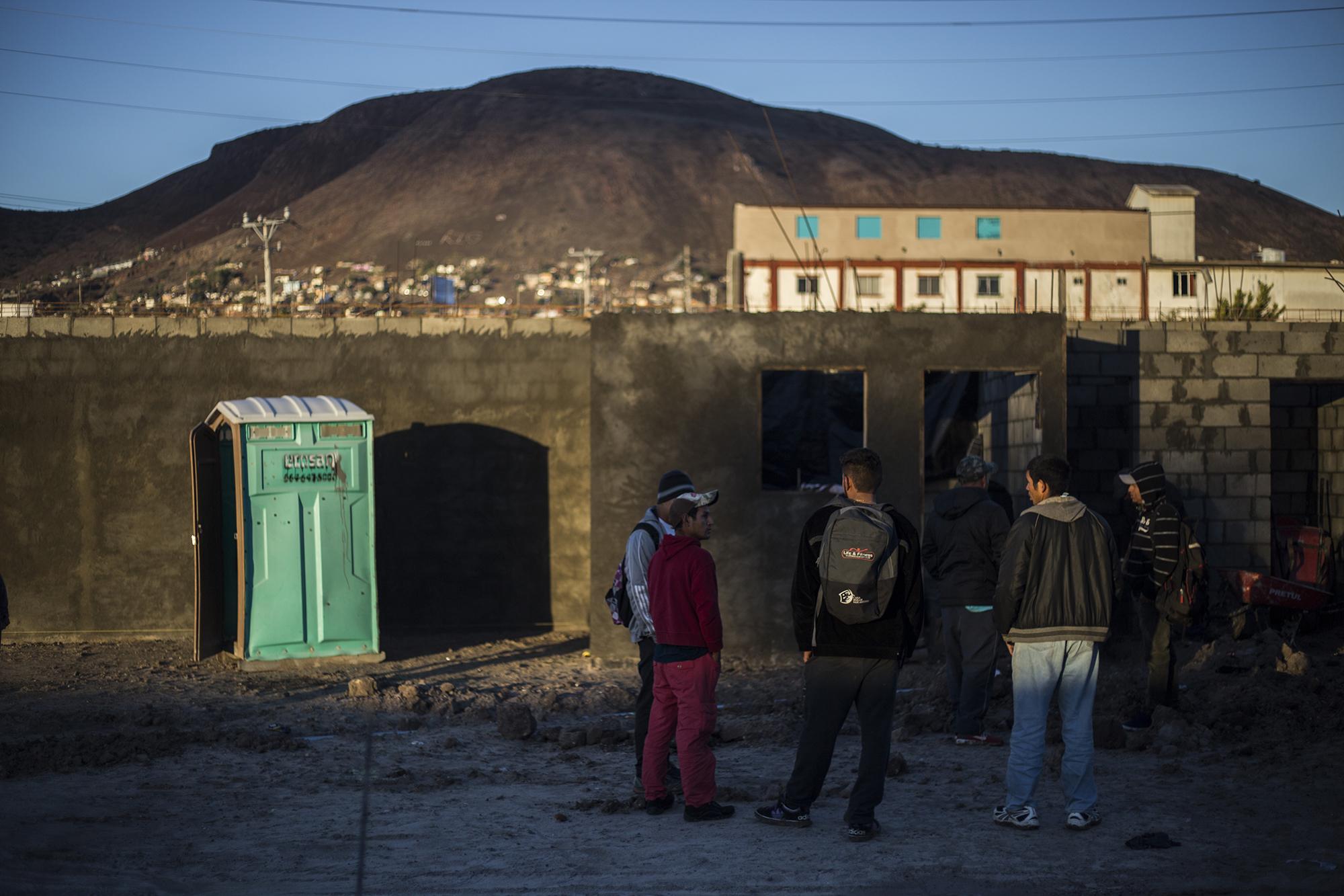 El viernes 7 de diciembre, cuatro jóvenes se acercaron con la primera luz del día para pedir trabajo en una construcción. El capataz dijo que no había más trabajo. Desde que la caravana fue trasladada al albergue El Barretal, muchos han salido a las calles aledañas en busca de una oportunidad laboral. El hacinamiento, el ocio y la falta de dinero han comenzado a desesperar a los migrantes. Muchos de ellos deben enviar remesas a sus familias, tras casi dos meses de haber salido de sus países. 